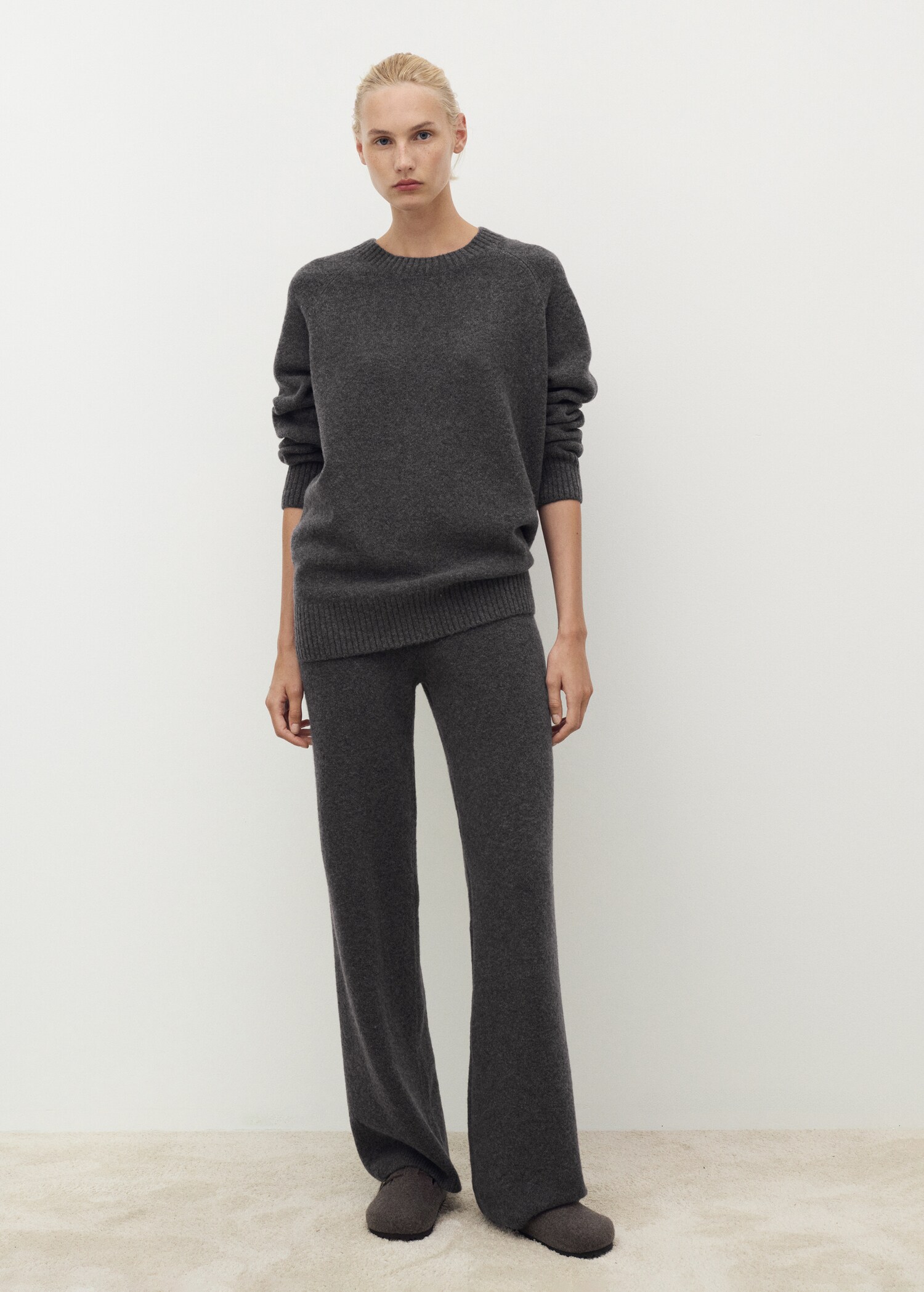 Straight knitted trousers - General plane