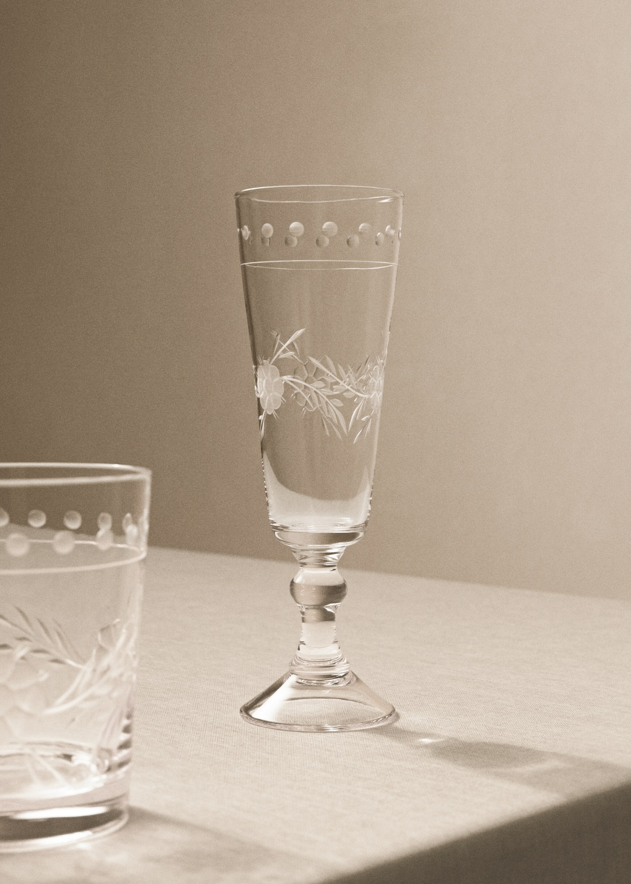 Flötenkelch aus graviertem Glas mit Blumen - Allgemeine Ansicht, Cremeweiß. Ref: 17044442-00.