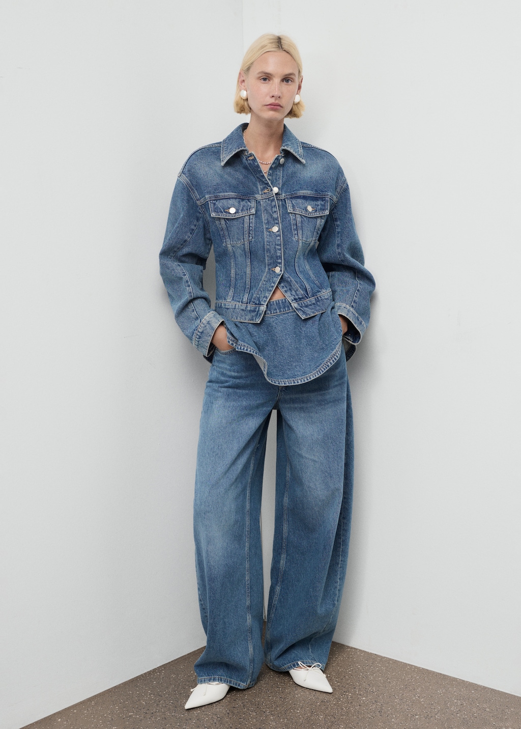 Fitted denim jacket with pockets