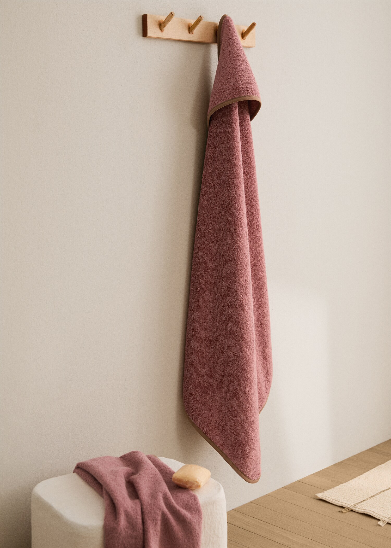 Children's bathrobe with contrasting trim - General plane