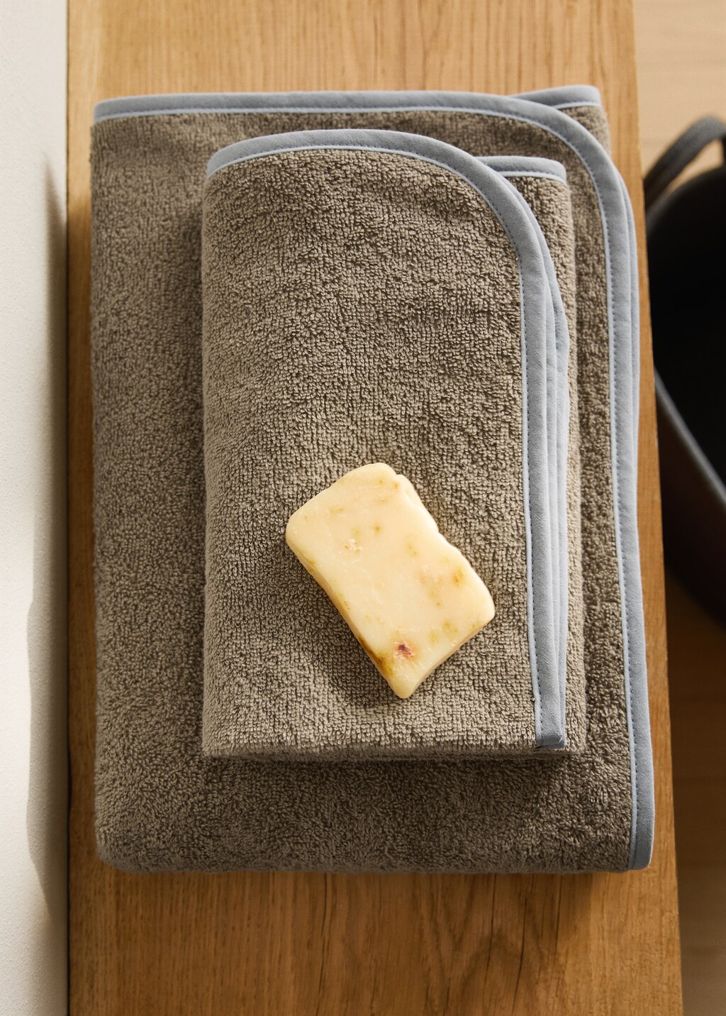 Cotton washbasin towel with contrasting trim