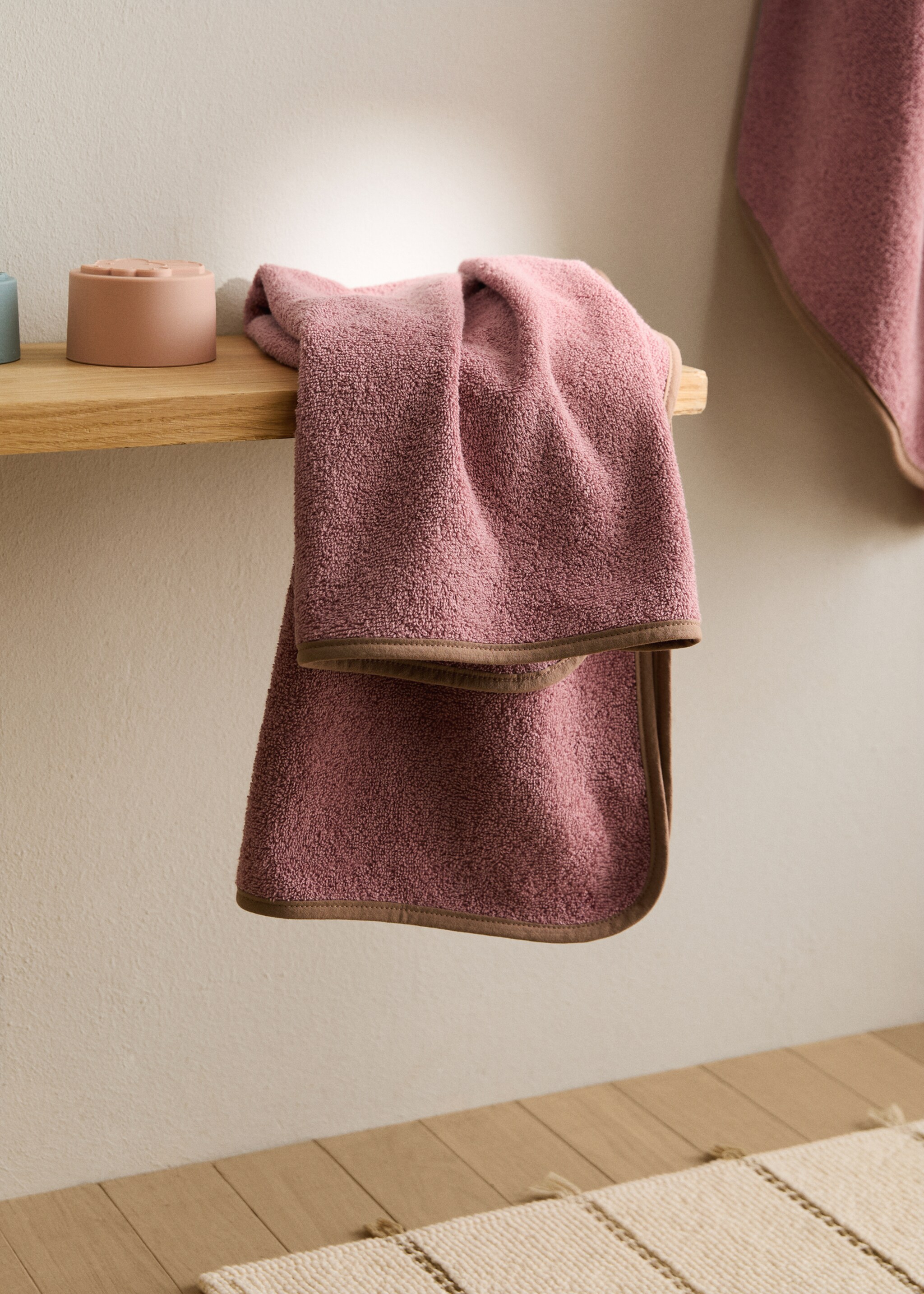 Cotton washbasin towel with contrasting trim - General plane, Pink. Ref: 17045170-00.