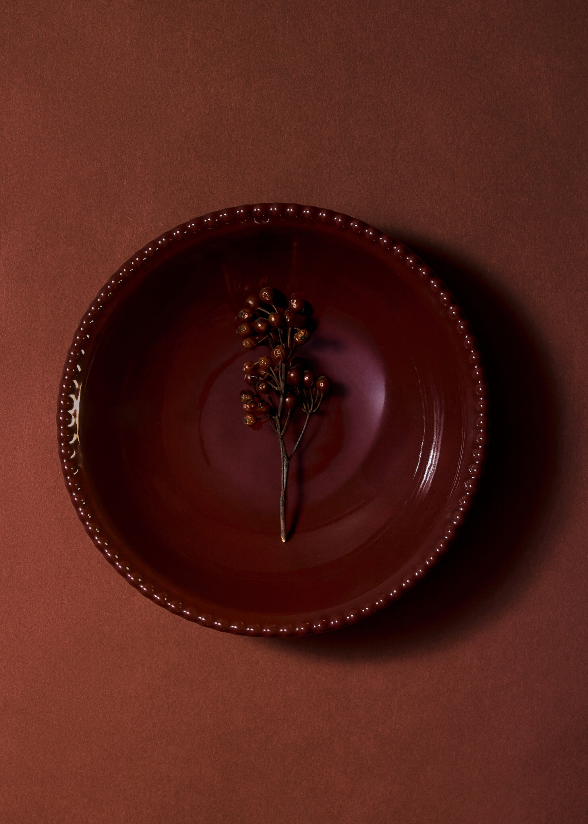 Duboki tanjur od reljefne kamenine - Opći prikaz, Crvena. Ref: 17047777-00.