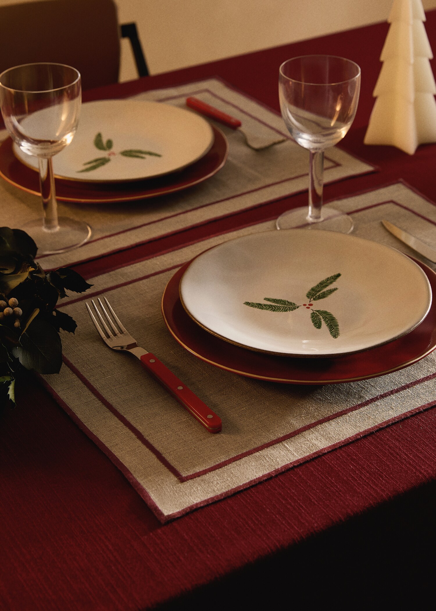 100% linen tablecloth with contrasting overlock stitching - General plane