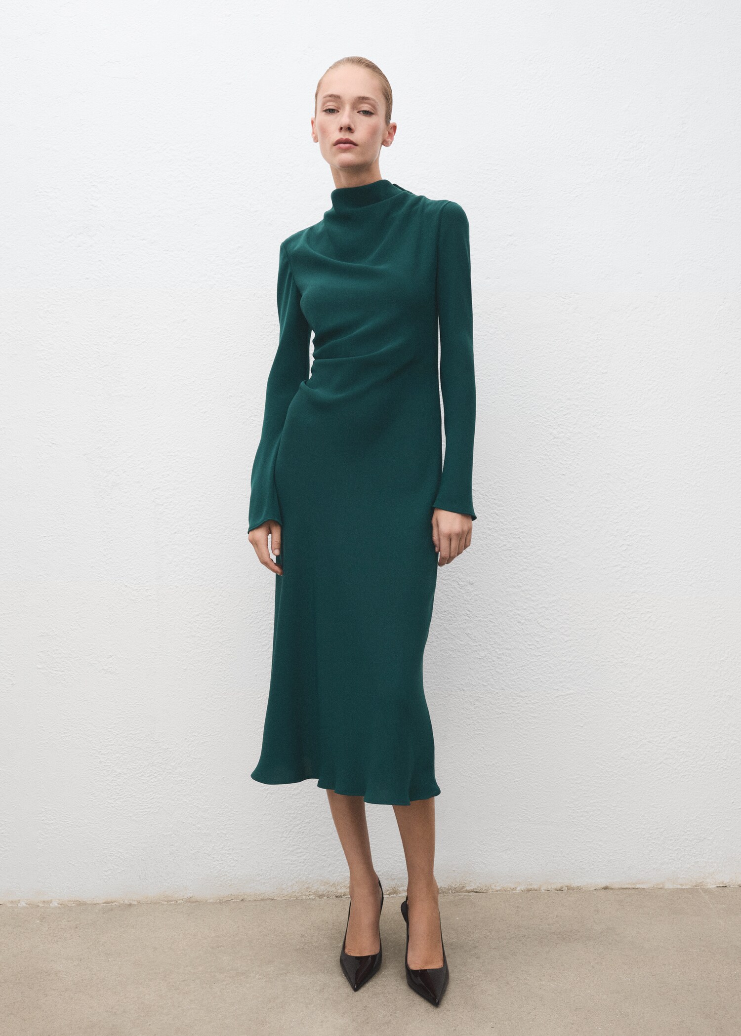 Ruched dress with draped neckline - General plane