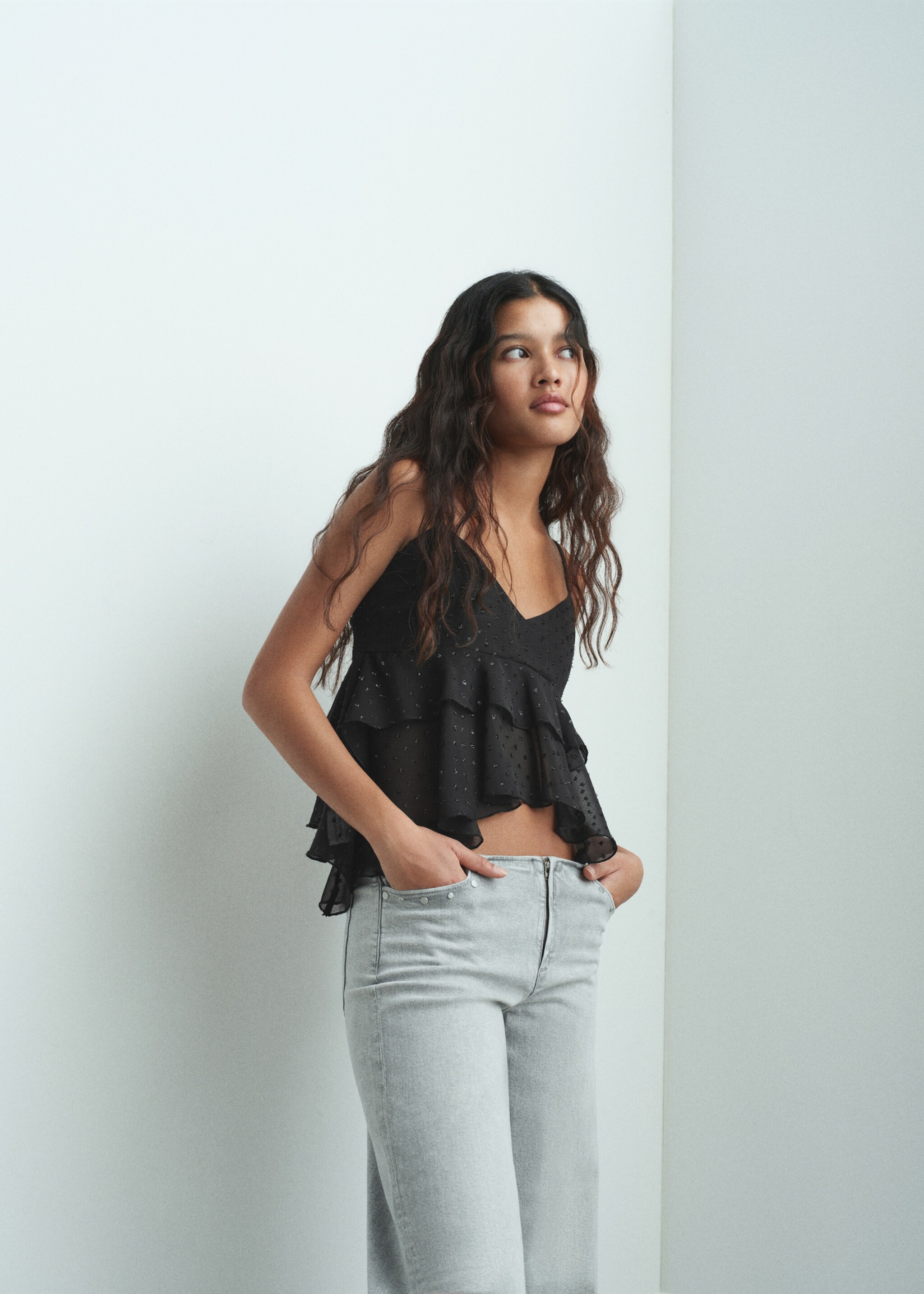 Top de plumetis com folhos - Plano geral, Preto. Ref: 17048275-00.