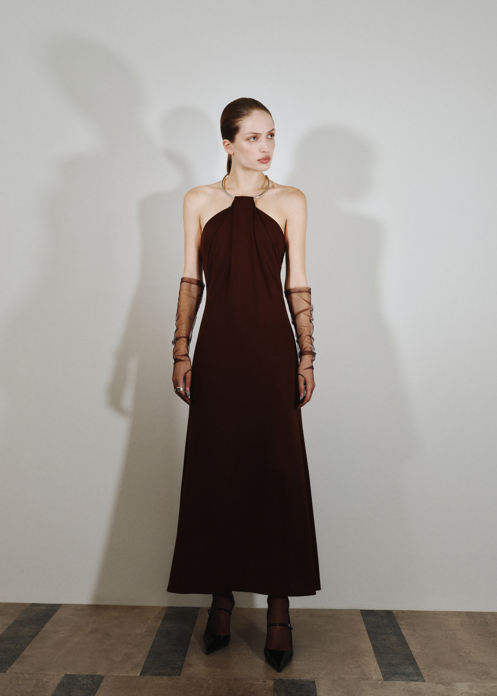 Vestido cuello choker - Plano general, Marrón. Ref: 17049114-00.