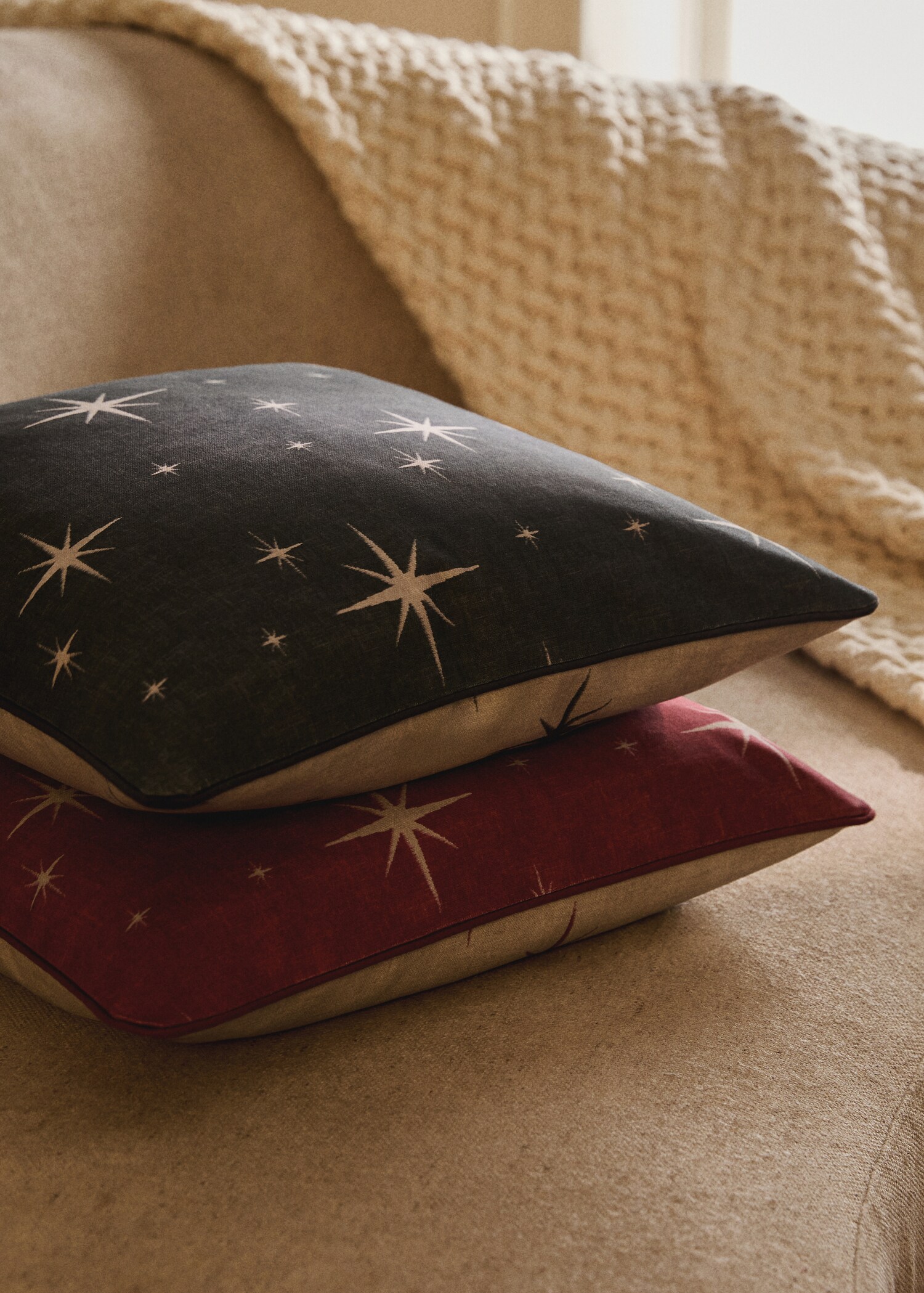 Cotton cushion cover with star print and piped edges 50x50 cm - General plane