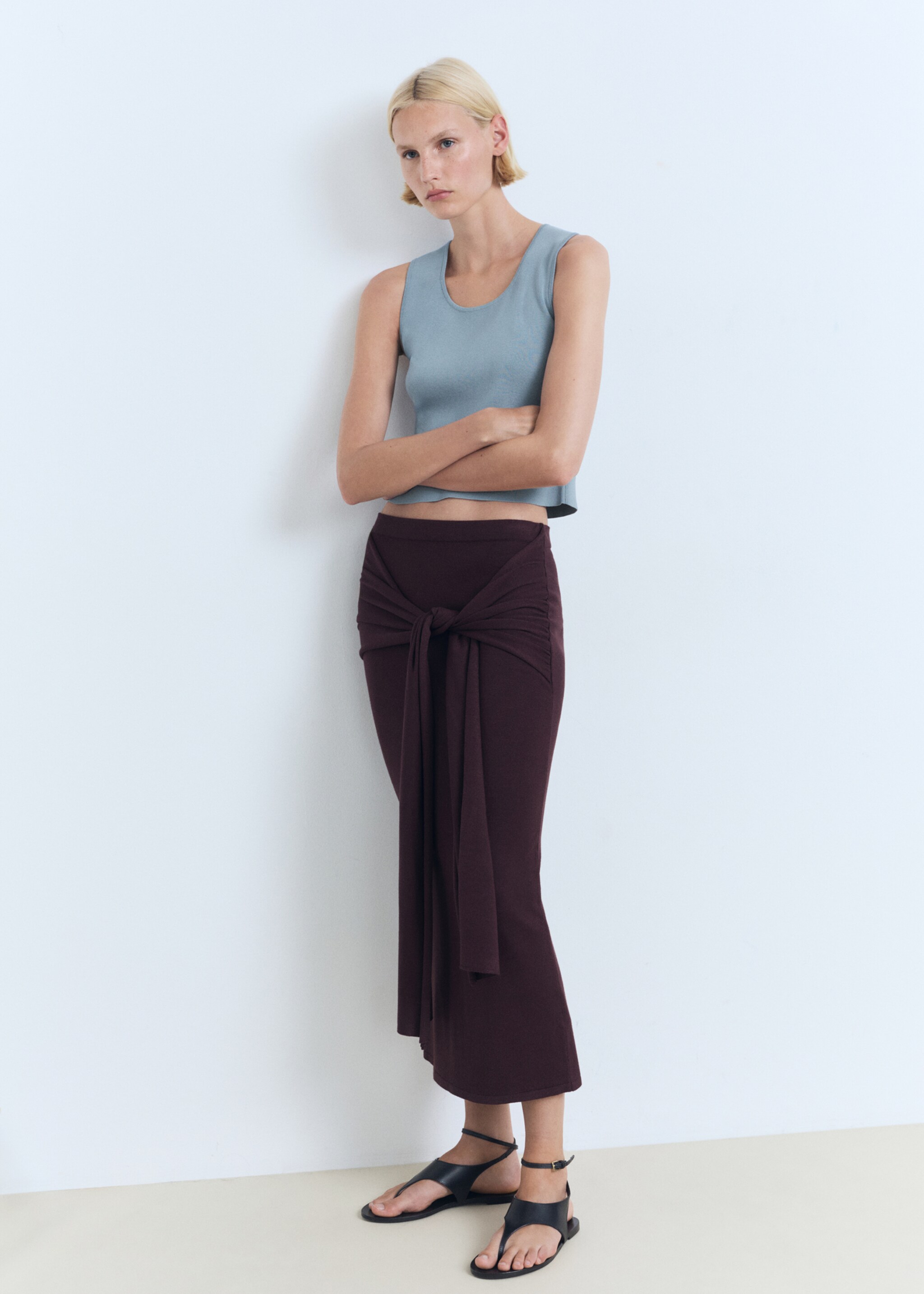 Low-cut knitted crop top - General plane