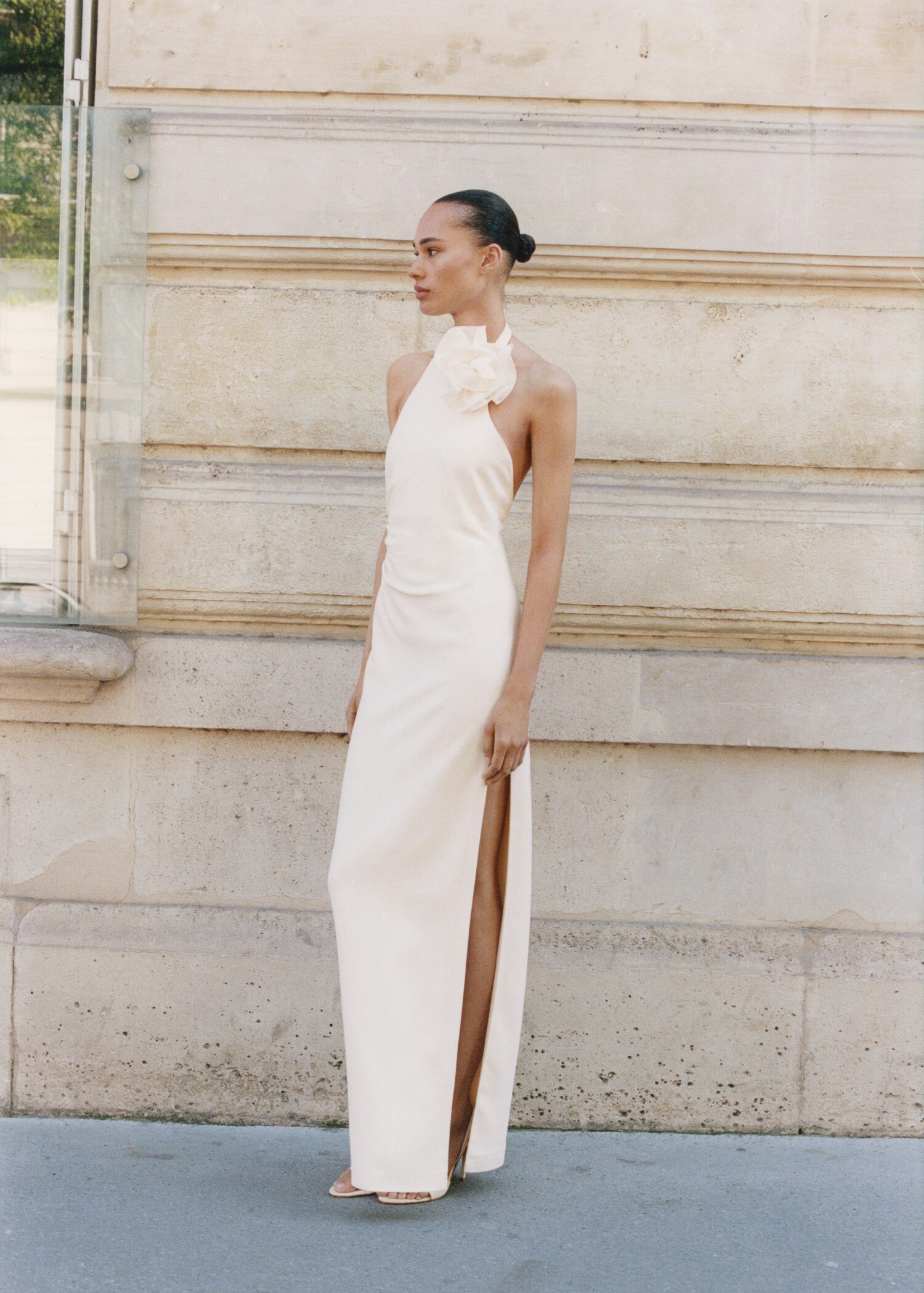 Draped halter-neck dress with flower motif - General plane