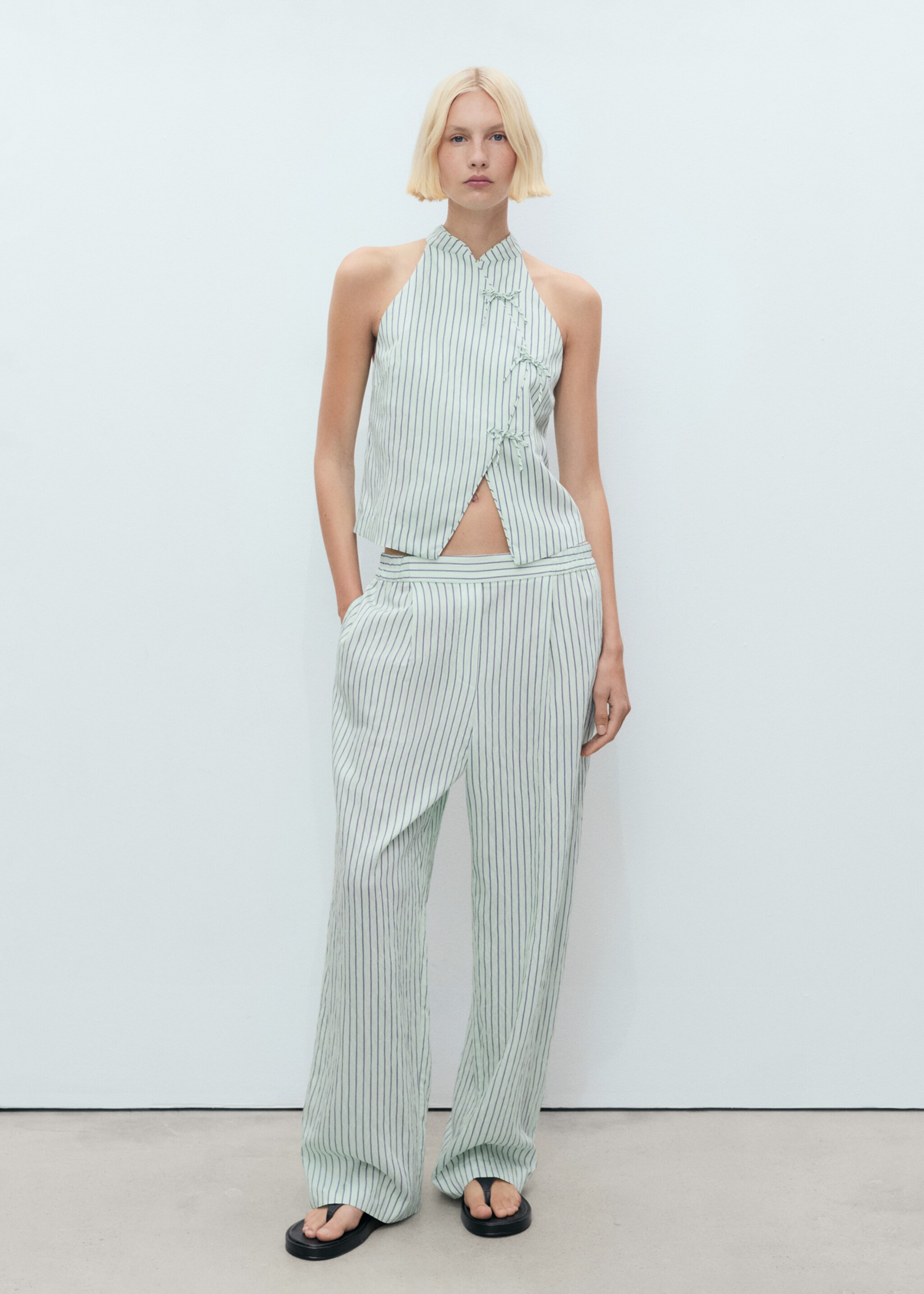 Striped top with a strap neckline and laces - General plane
