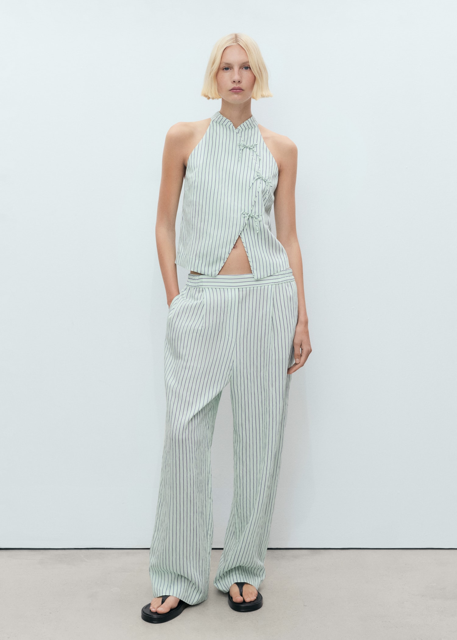 Striped top with a strap neckline and laces - General plane