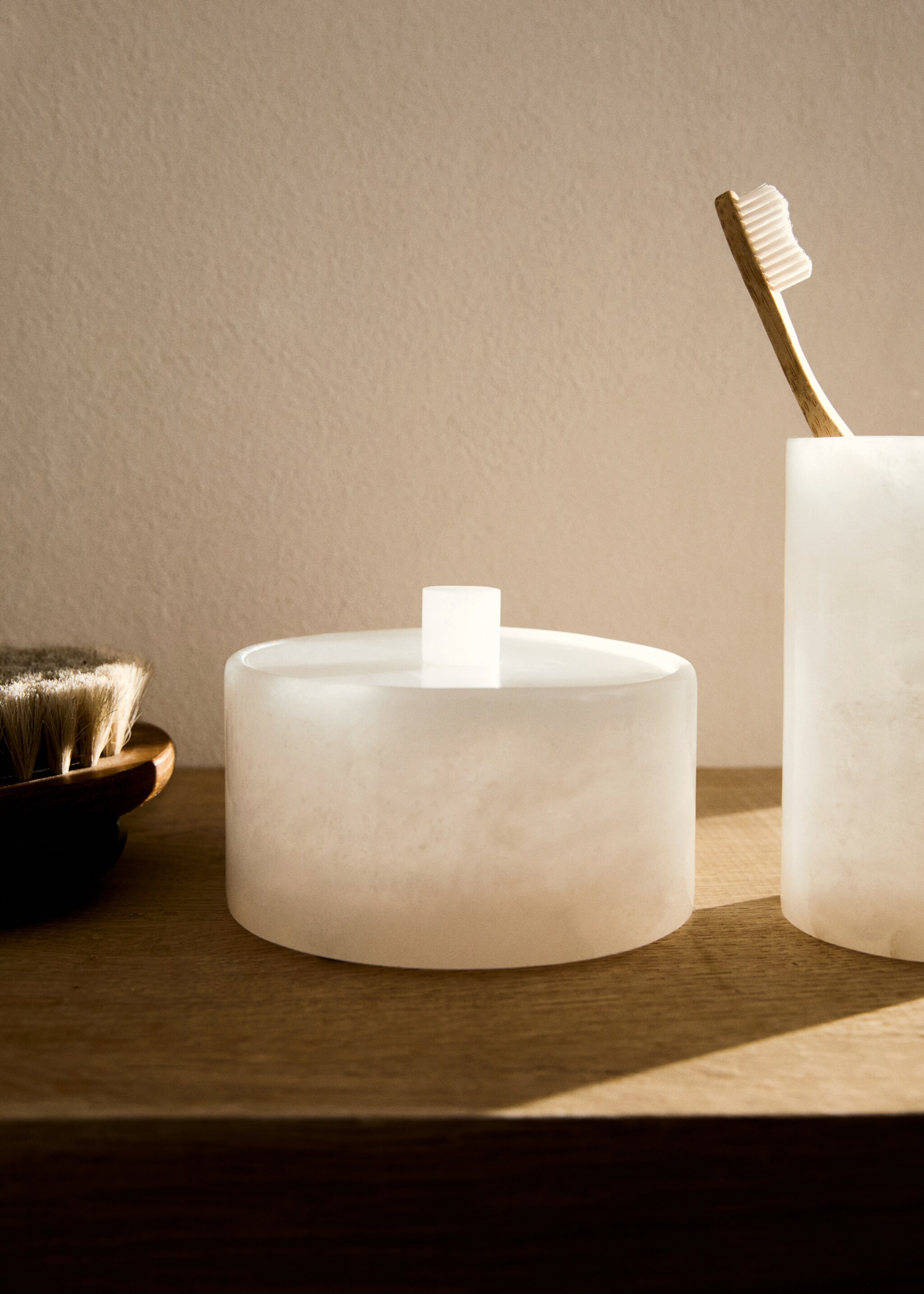 Alabaster bathroom jar - General plane