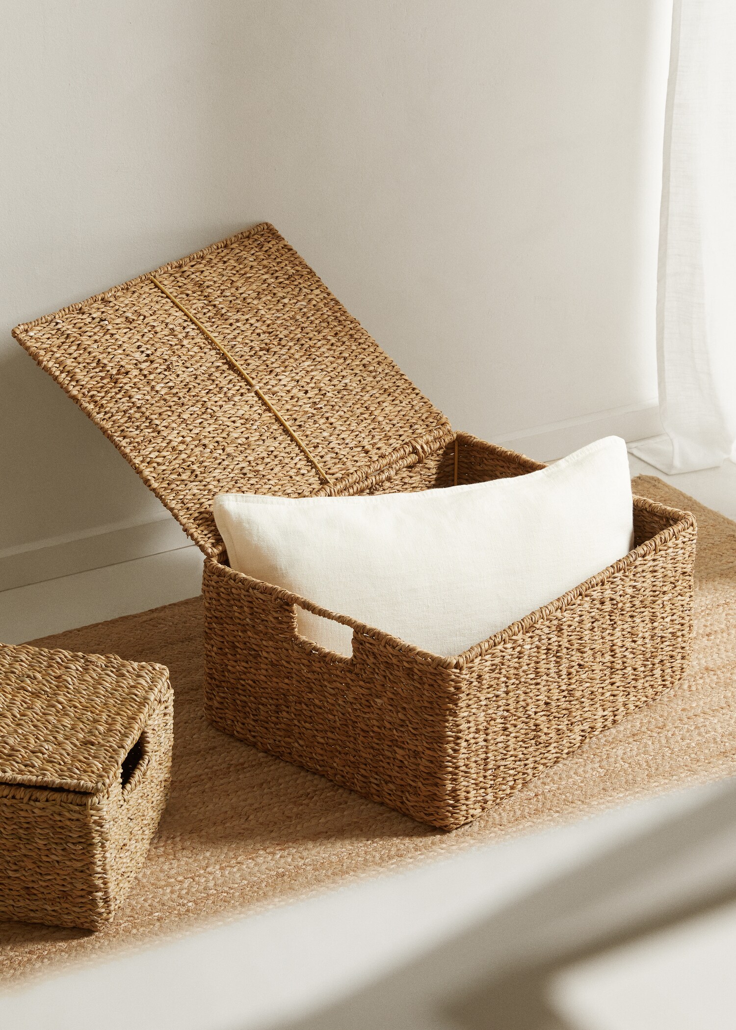 Medium braided basket with handles - General plane