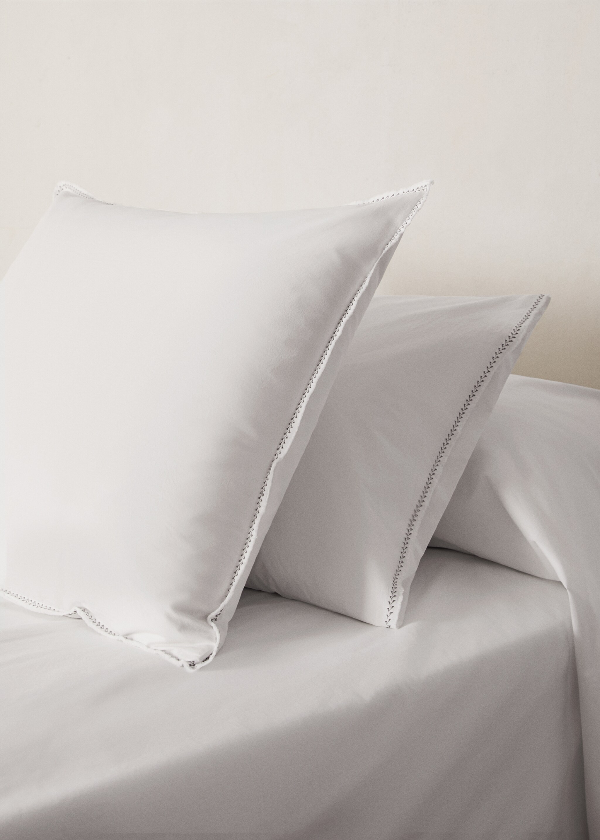 Washed cotton percale pillowcase with zigzag stitching 50x75 cm - General plane, Off White. Ref: 17051526-00.