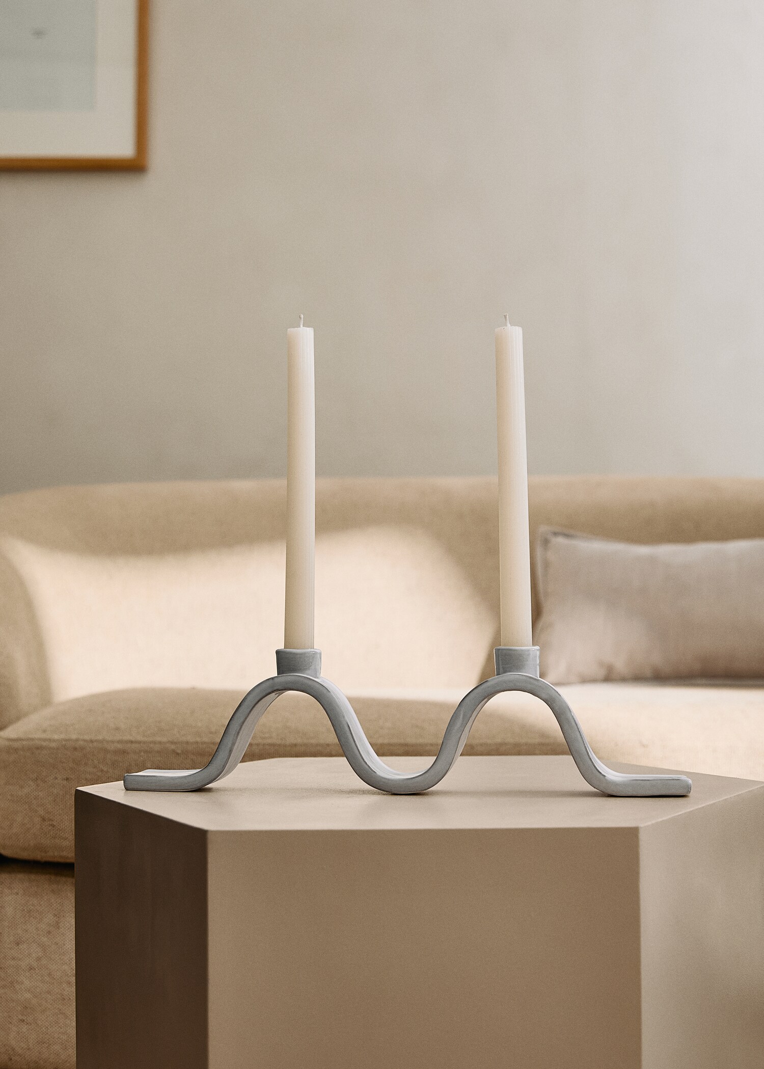 Stoneware candlestick with wave design glossy finish - General plane