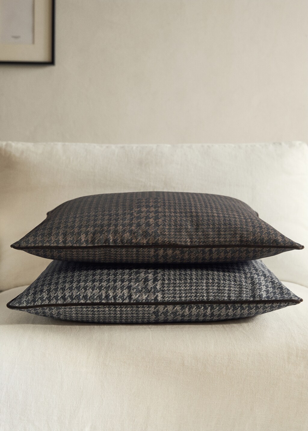 Houndstooth cushion cover with trim