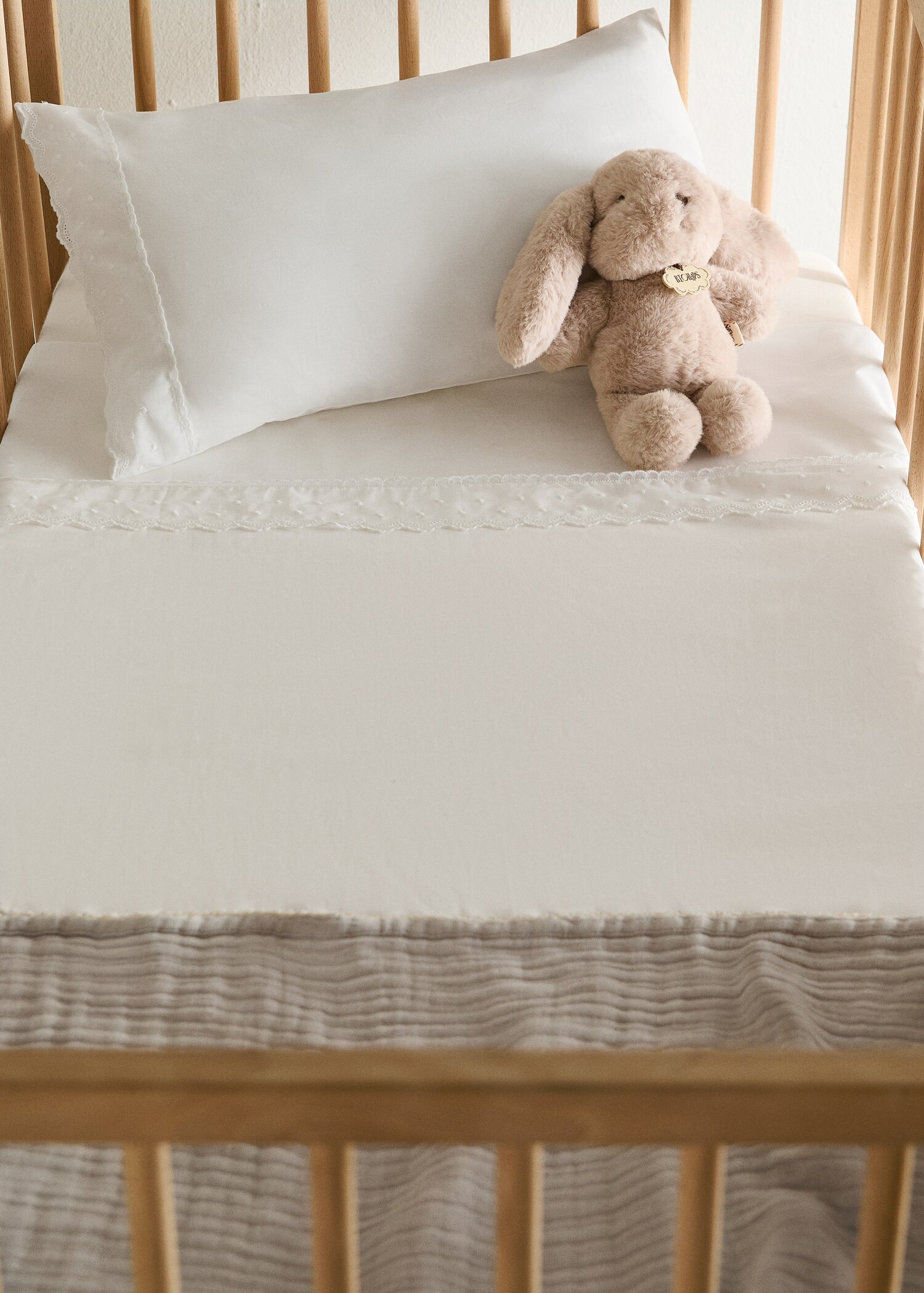 Embroidered frill cot pillow and top sheet set - General plane