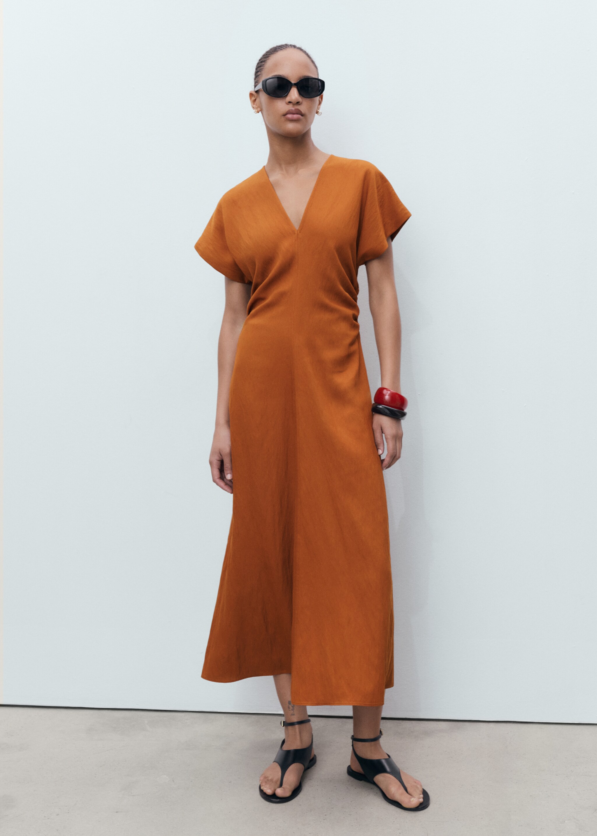 Vestido midi com drapeados laterais - Plano geral