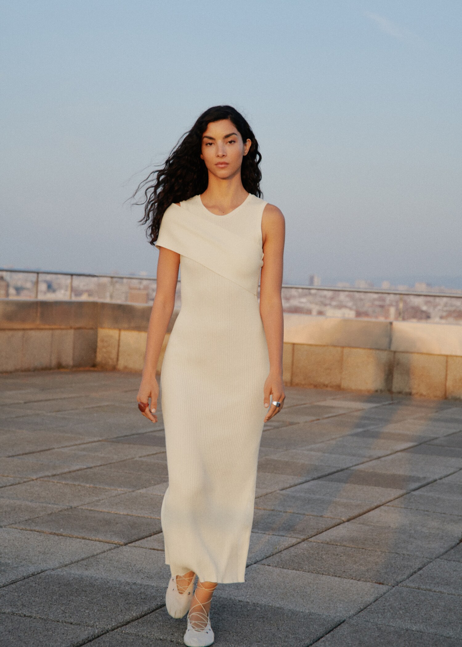 Asymmetrical sleeve knit dress - General plane