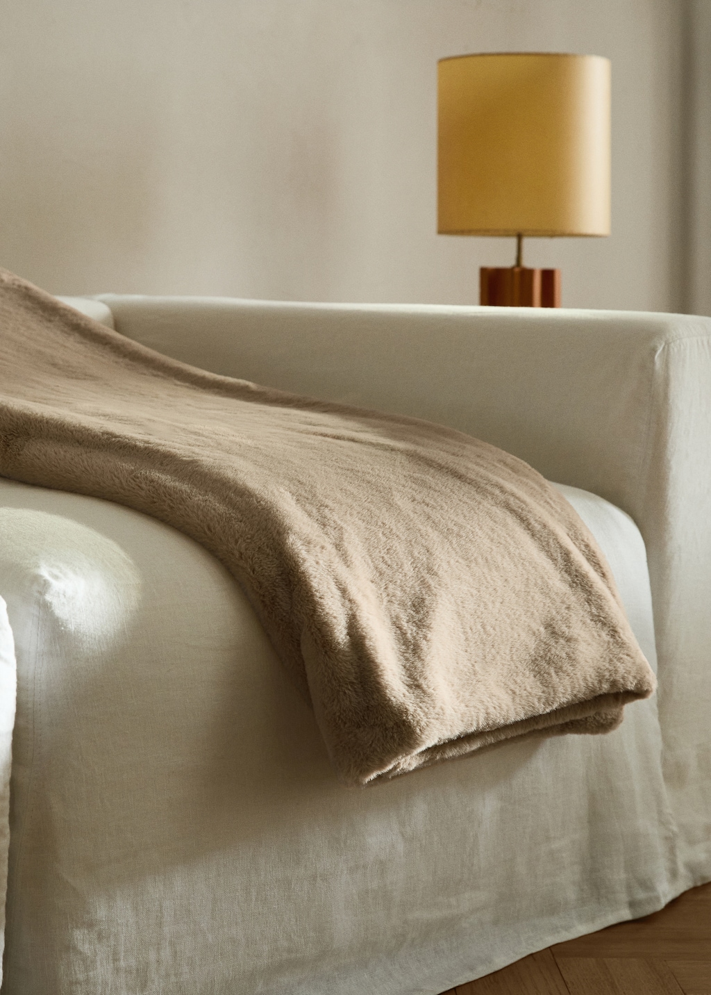 Medium double-faced faux-fur blanket