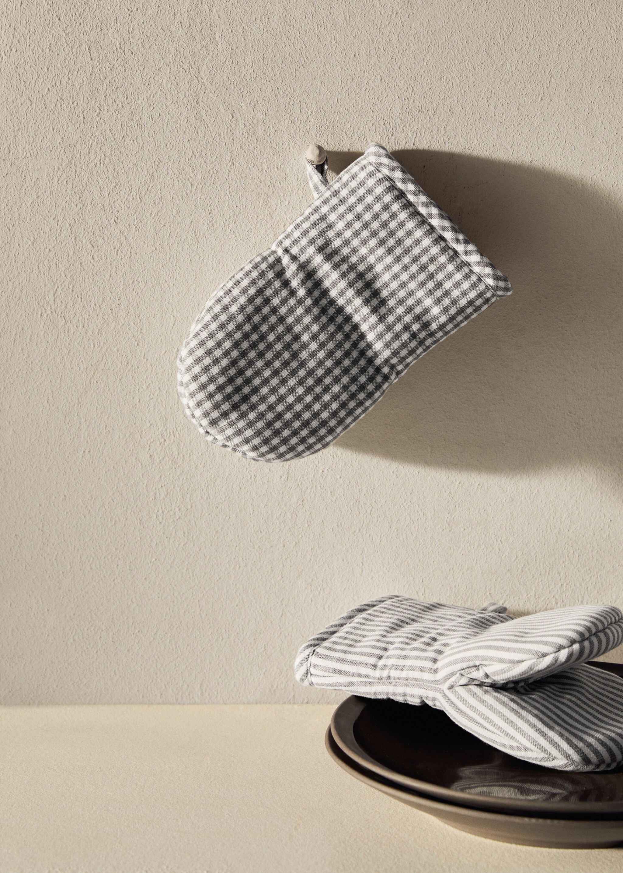 Check and striped oven mitt - General plane, Medium Grey. Ref: 17053328-00.