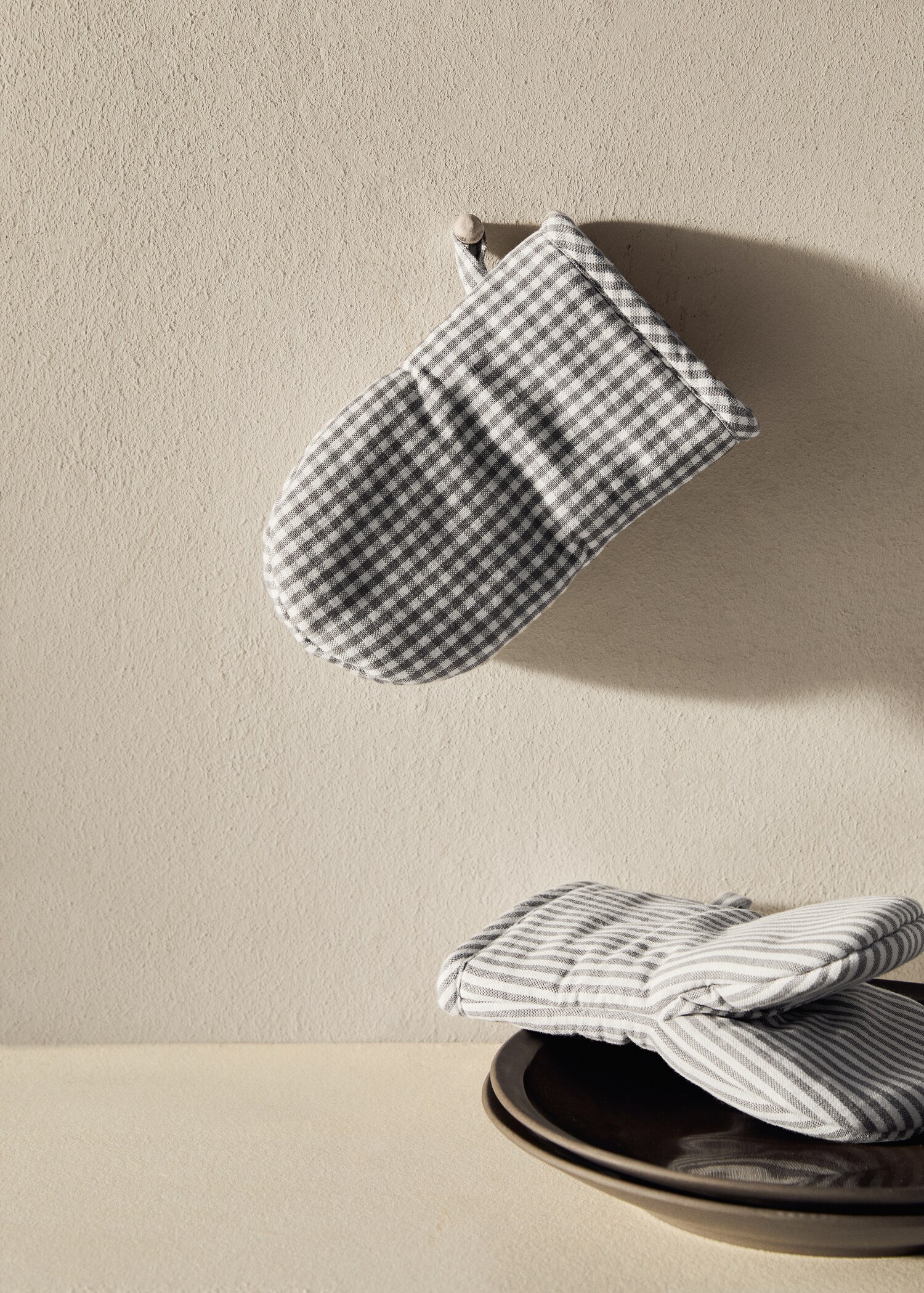 Check and striped oven mitt - General plane