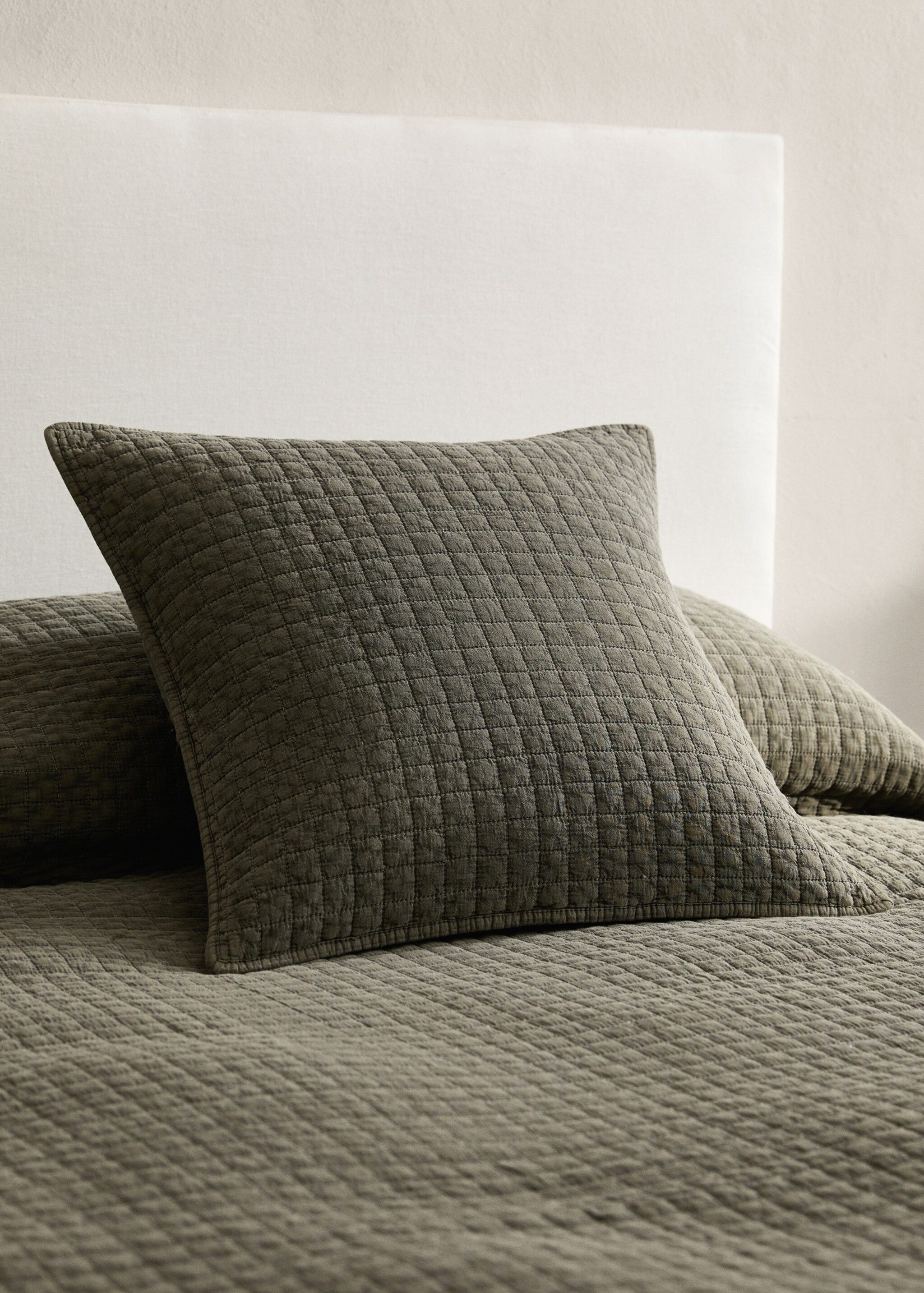Garment-dyed cotton bed cushion cover 50x50 cm - General plane, Olive Green. Ref: 17053808-00.