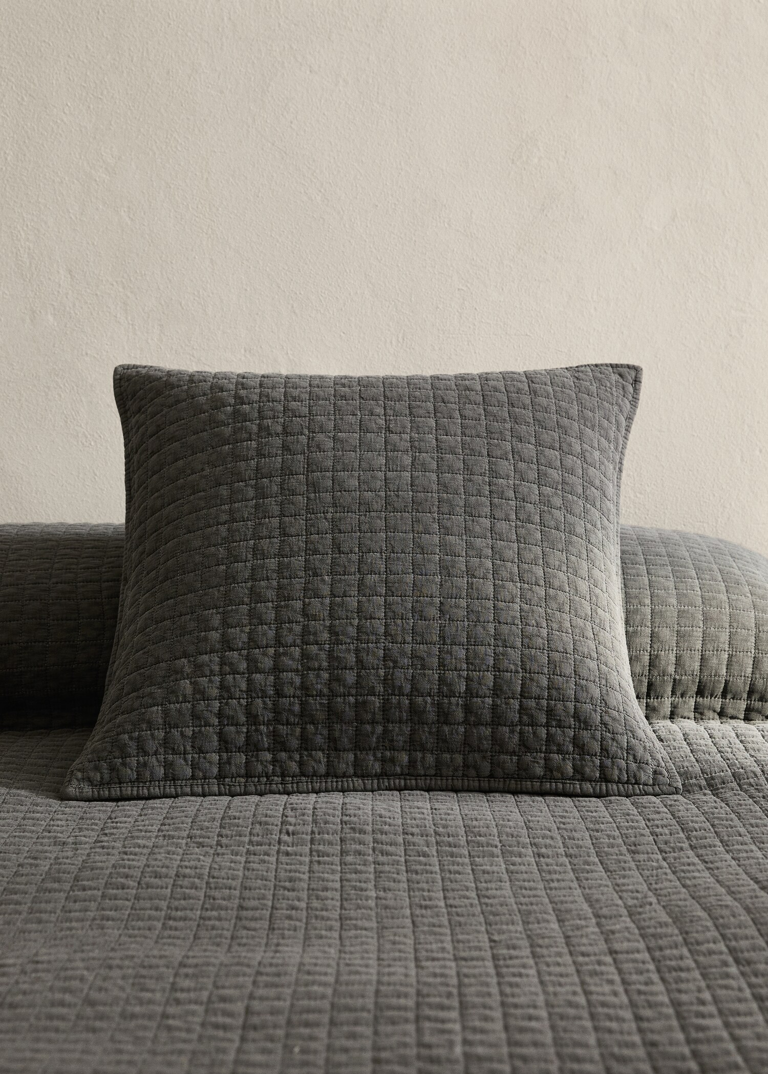 Pynteputetrekk til seng i garment dyed bomull, 50x50 cm - Total bildeutsnitt