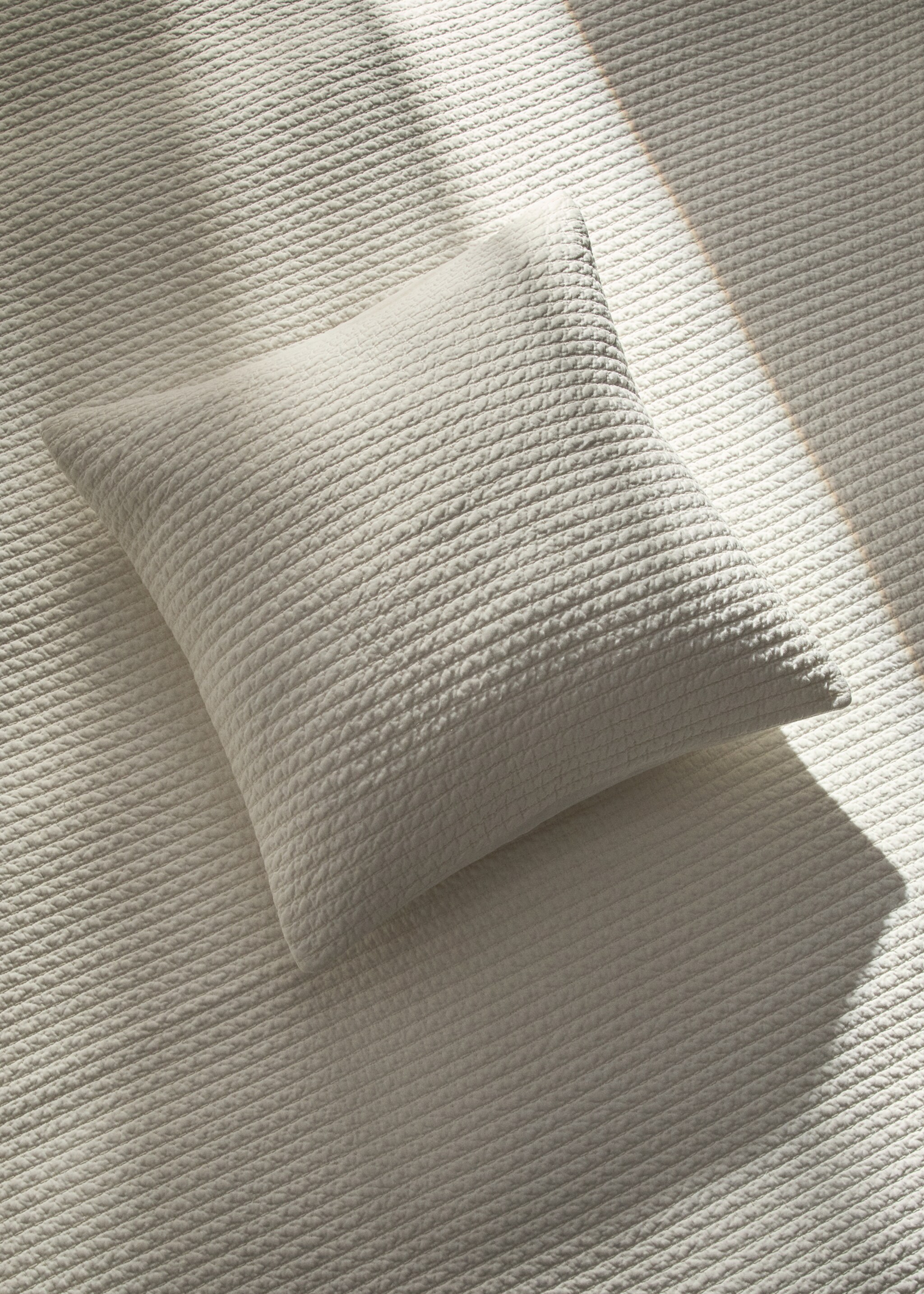 Satin cushion cover - Plan ogólny, Kremowy / écru. Ref: 17053809-00.