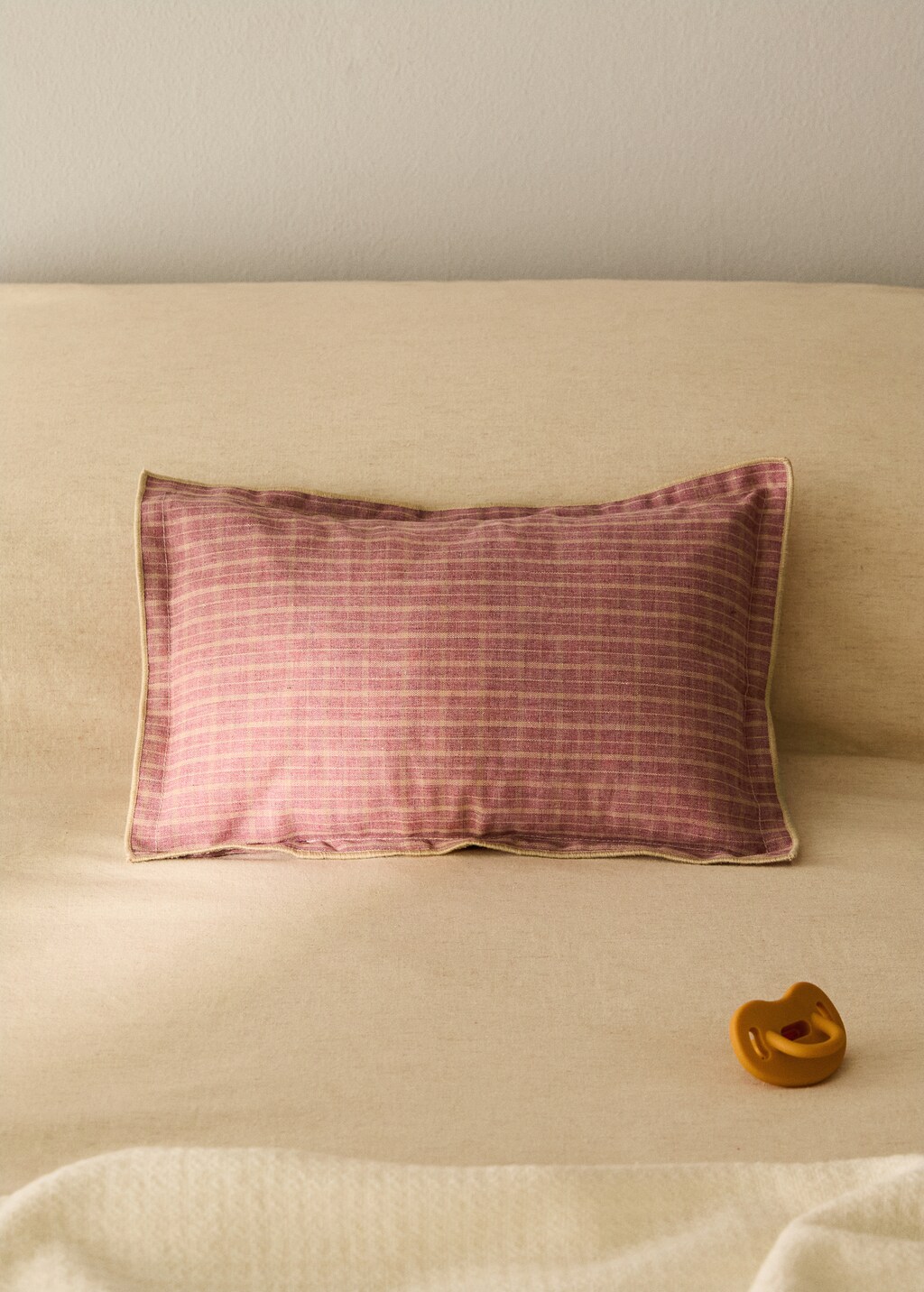 Children's cushion cover with checked pattern and overlock stitching 20x30 cm