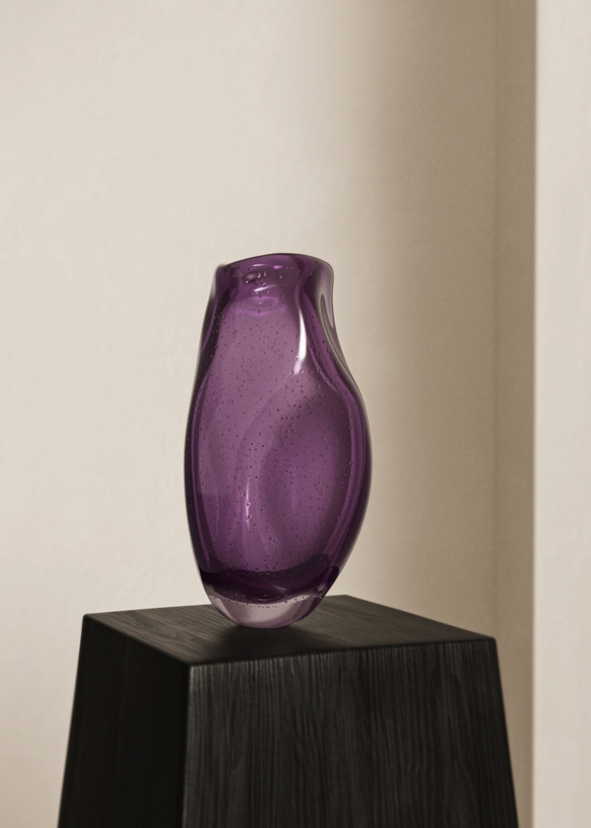 Vase haut en verre irrégulier - Plan général, Prune. Ref: 17054134-00.