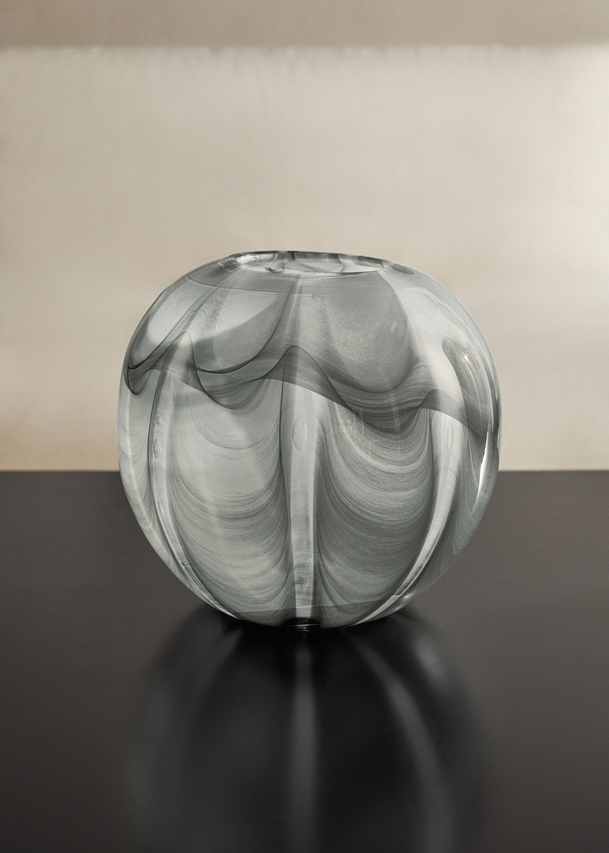 Glass vase with water ripples - General plane, Grey. Ref: 17054135-00.