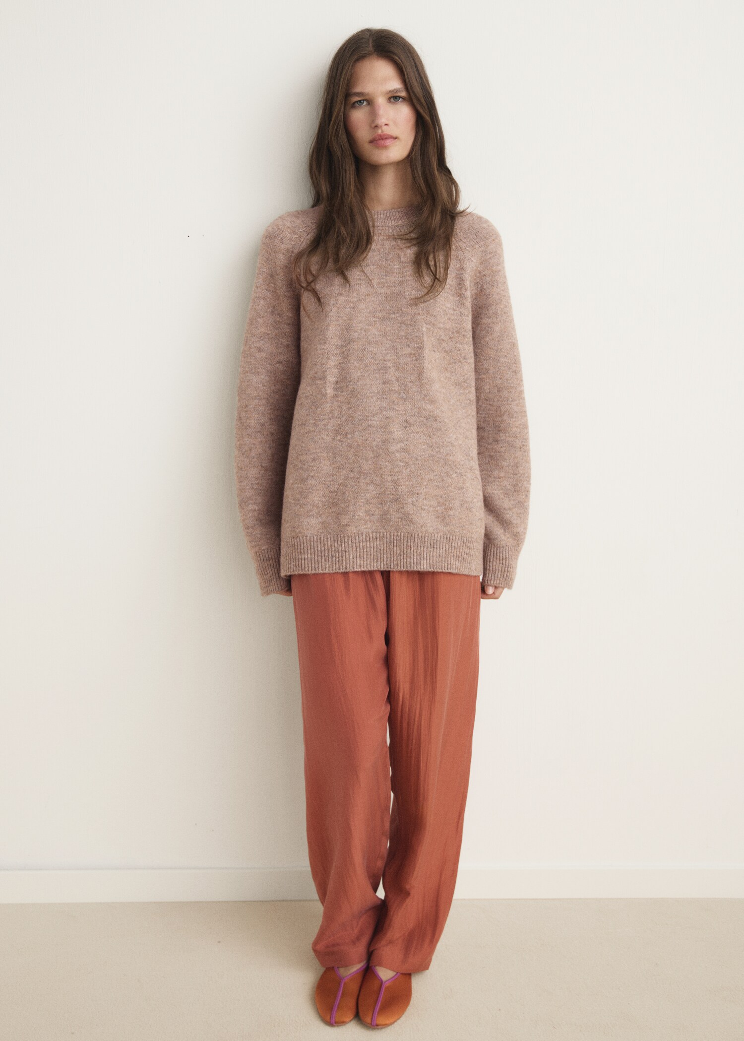 Round-neck knitted sweater - General plane