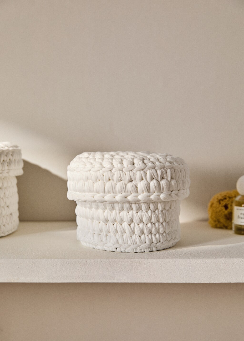 Small round basket with lid