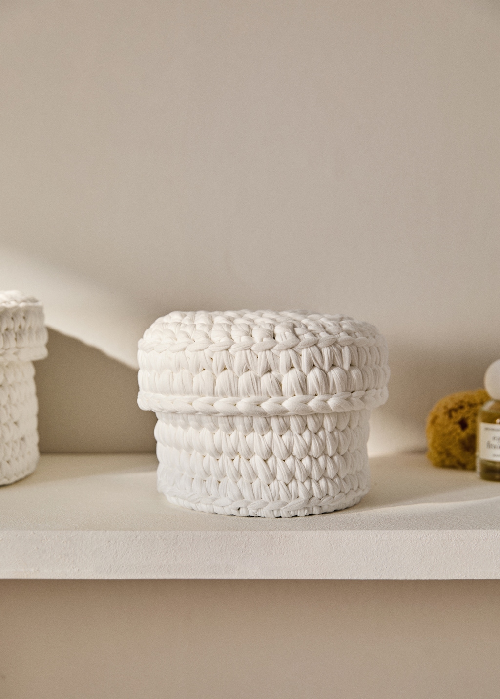 Small round basket with lid