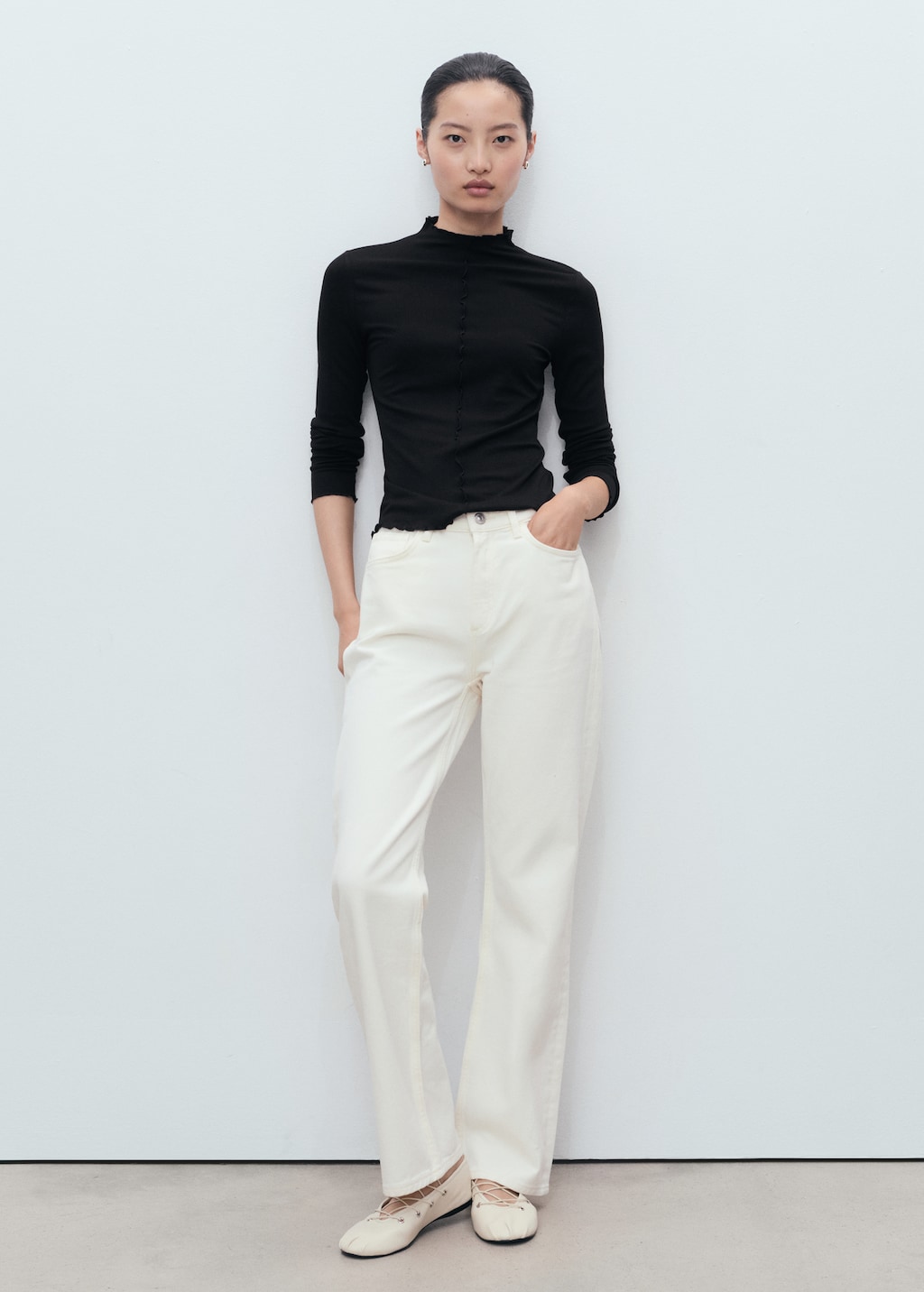 Ribbed t-shirt with scalloped trim