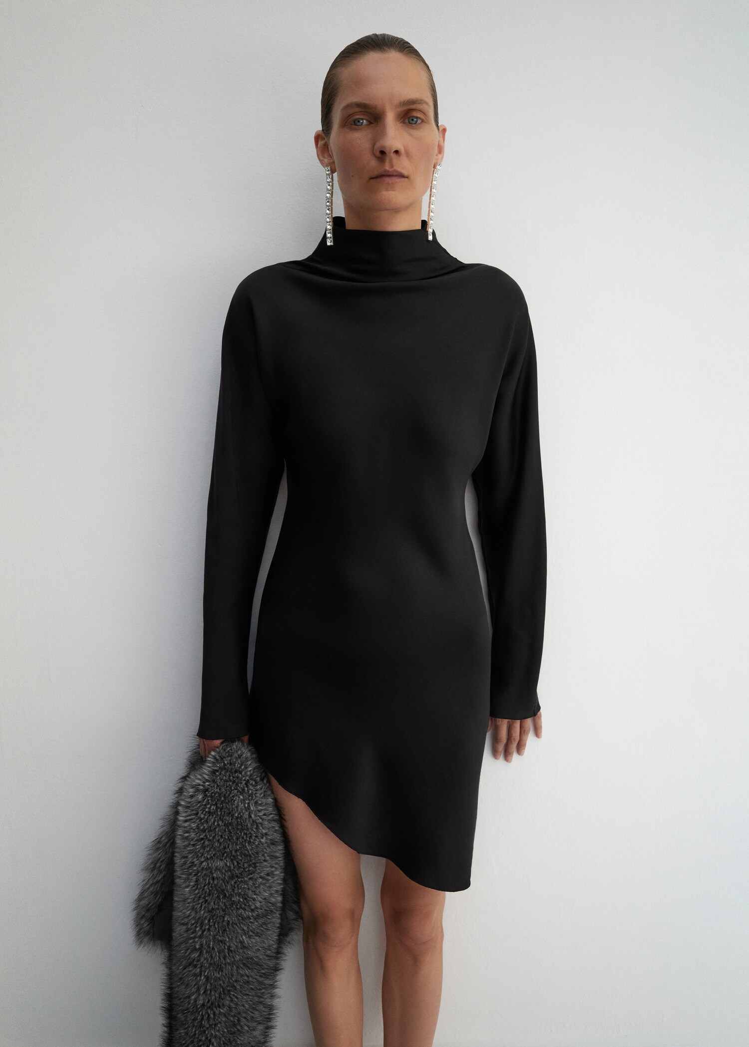 Robe satinée bas asymétrique - Plan général