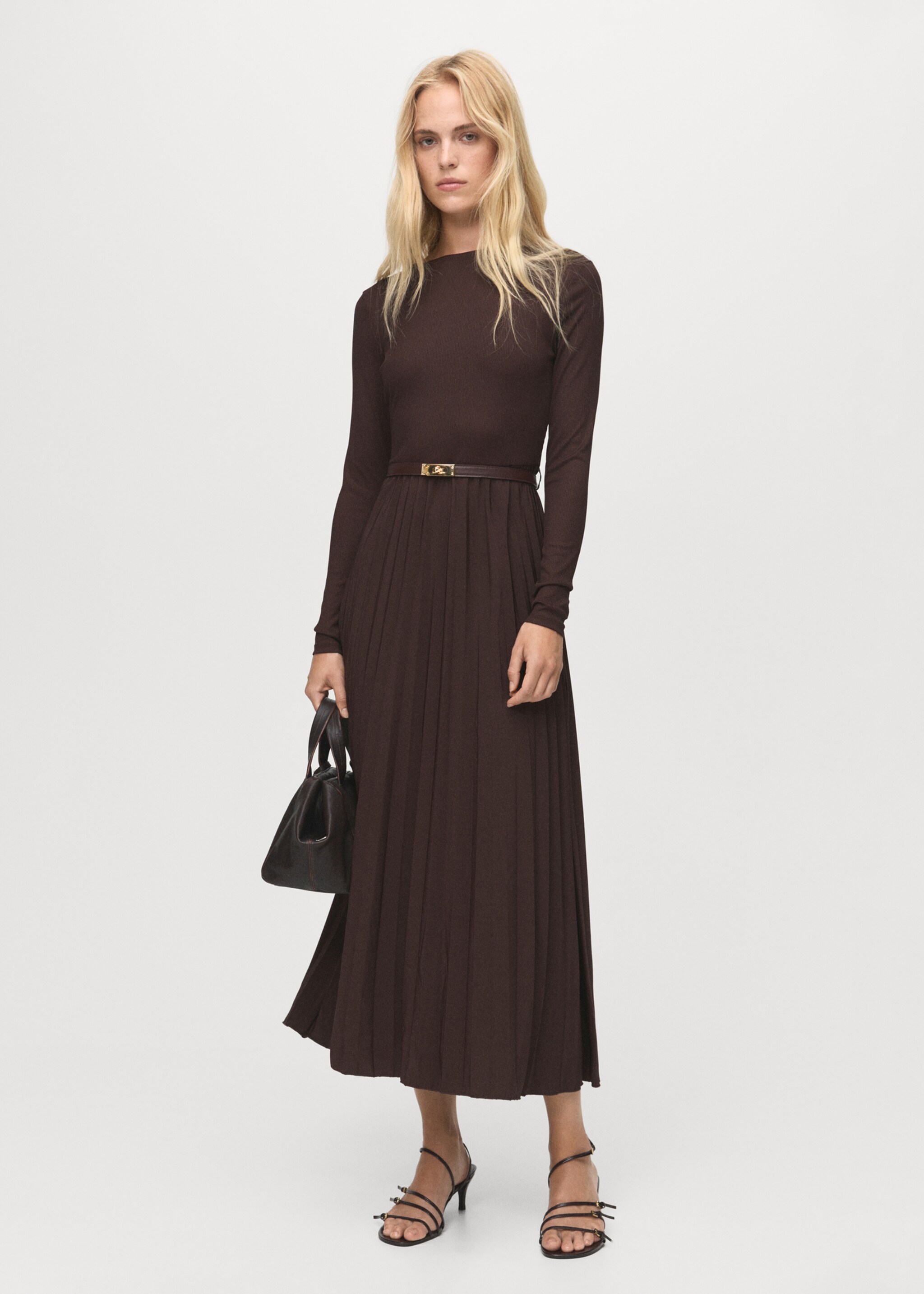 Pleated dress with belt - General plane, Chocolate. Ref: 17056729-00.