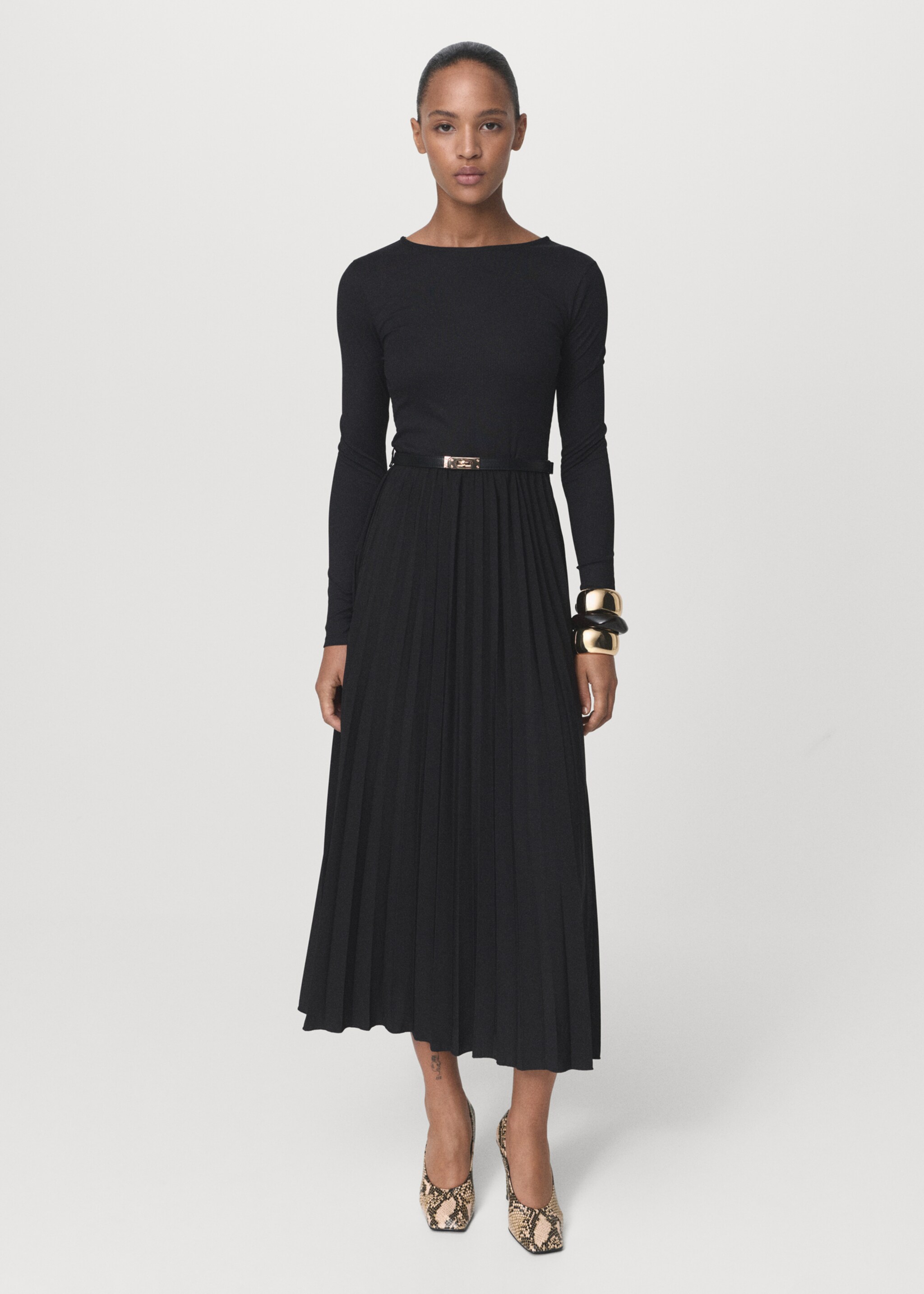 Pleated dress with belt - General plane, Black. Ref: 17056729-00.