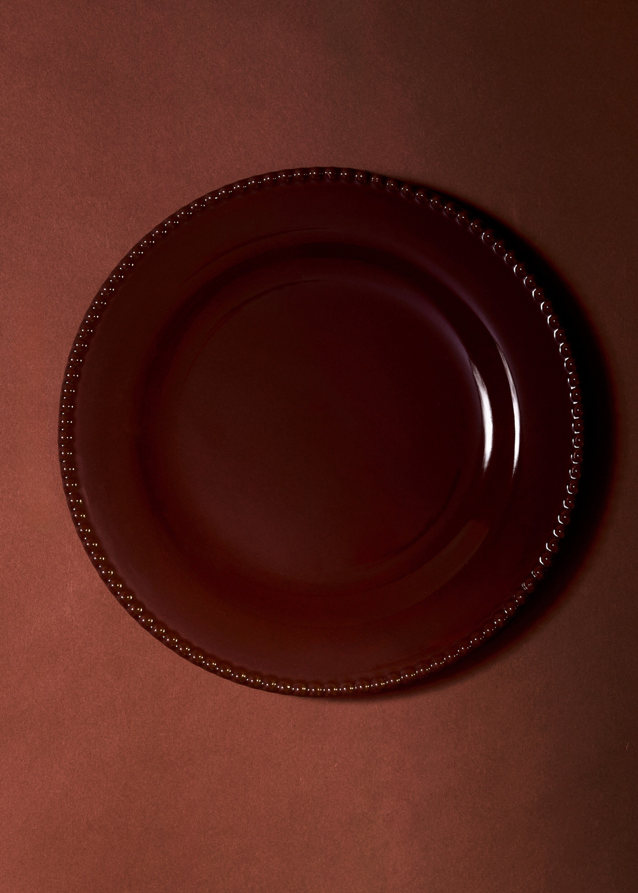 Ravni tanjur od reljefne kamenine - Opći prikaz, Crvena. Ref: 17057777-00.