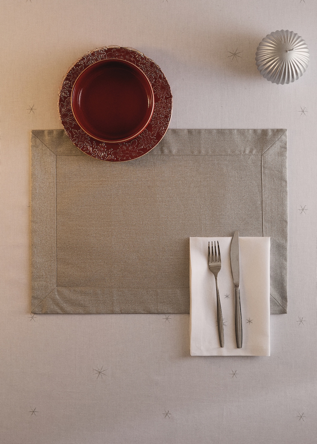 Linen placemat with stitching