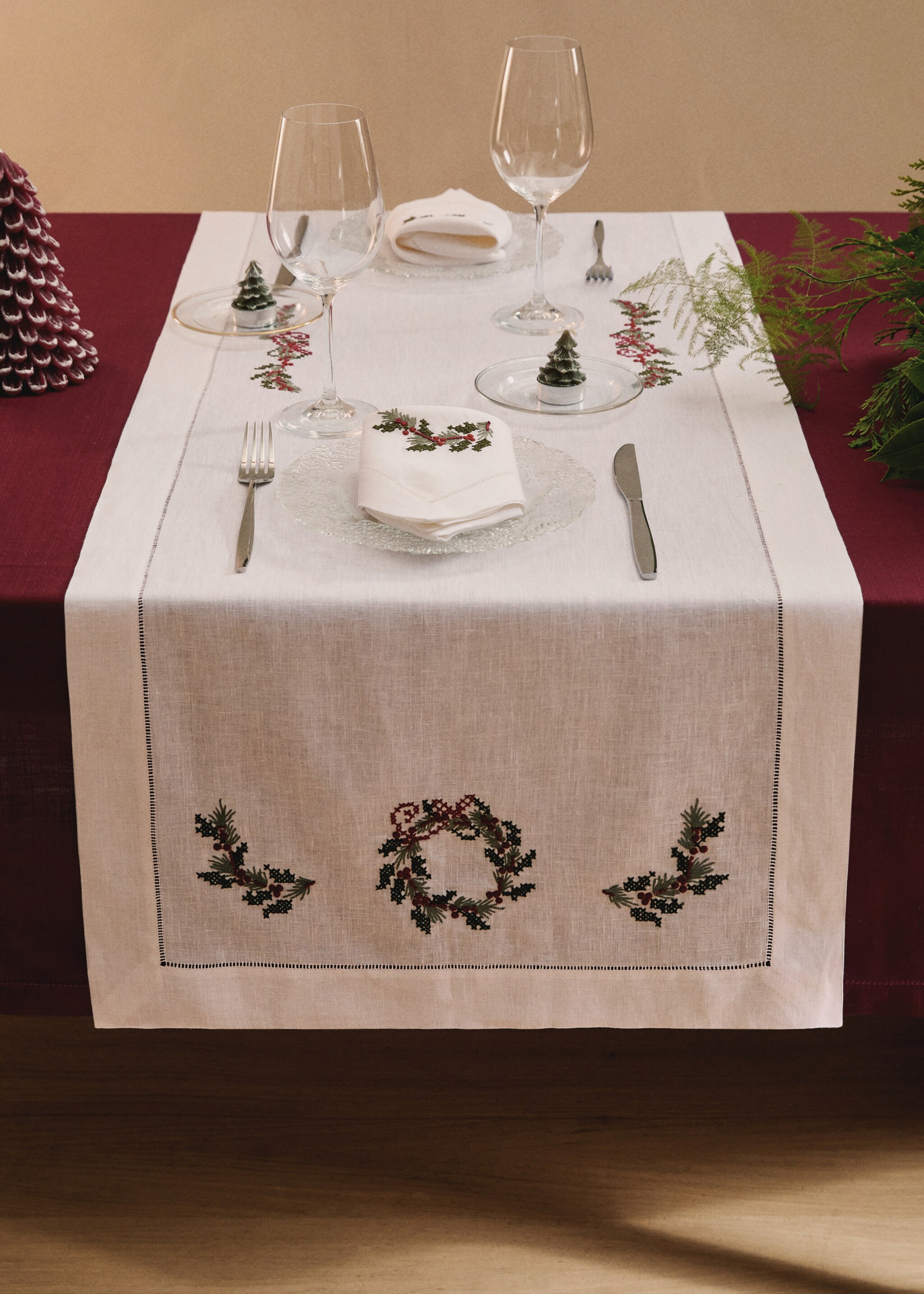 Embroidered linen Christmas table runner - General plane, White. Ref: 17057785-00.