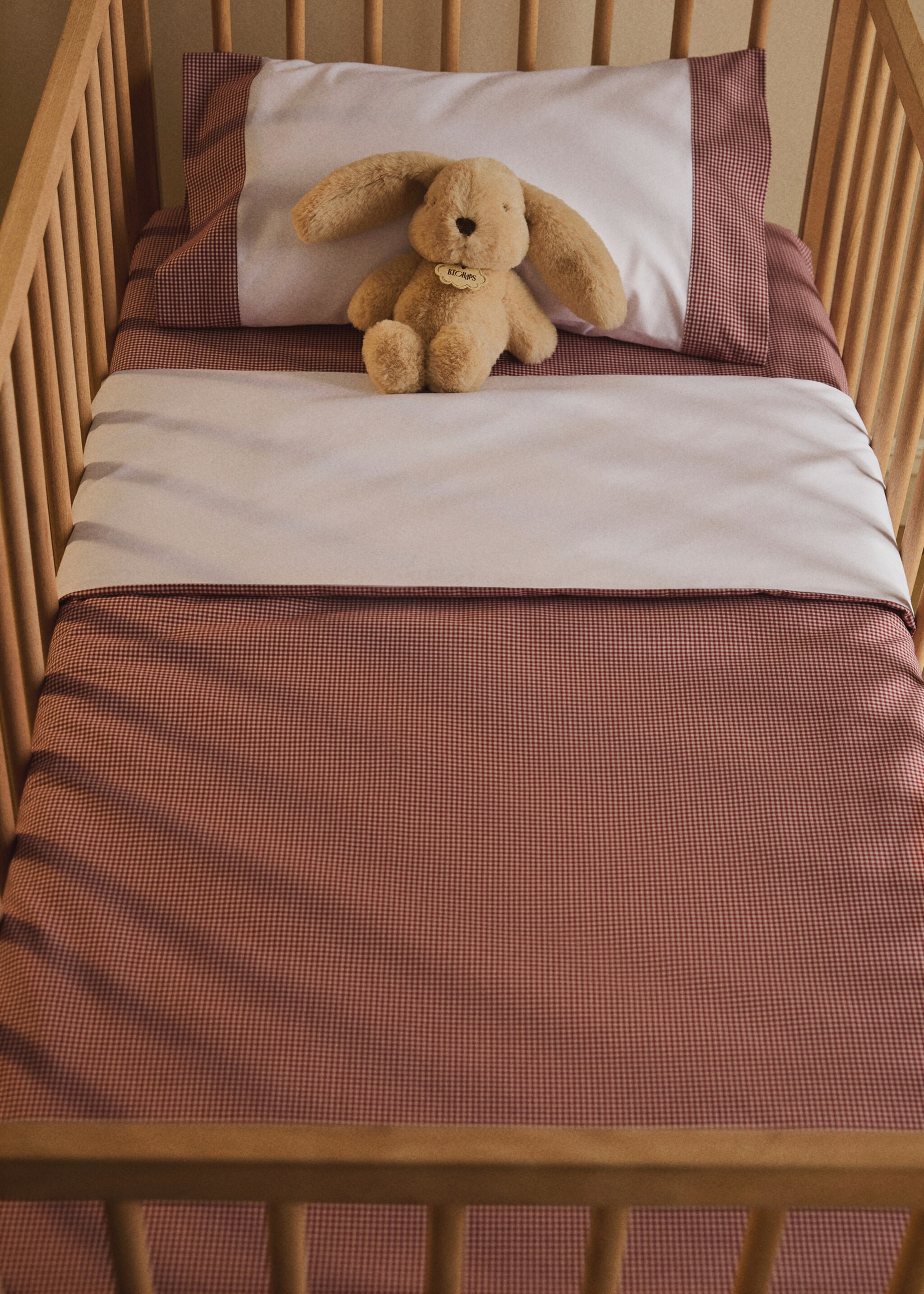 Παπλωματοθήκη κούνιας από βαμμένο σε καρό σχέδιο - Γενικό πλάνο, Κόκκινο. Ref: 17057809-00.