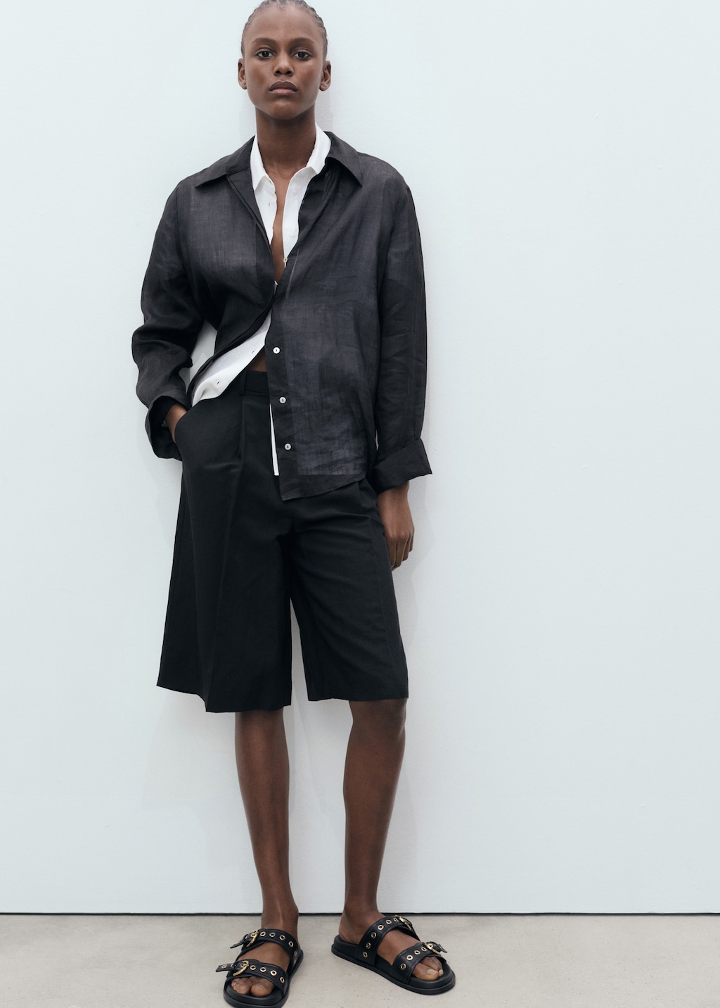 Strap sandals with buckle