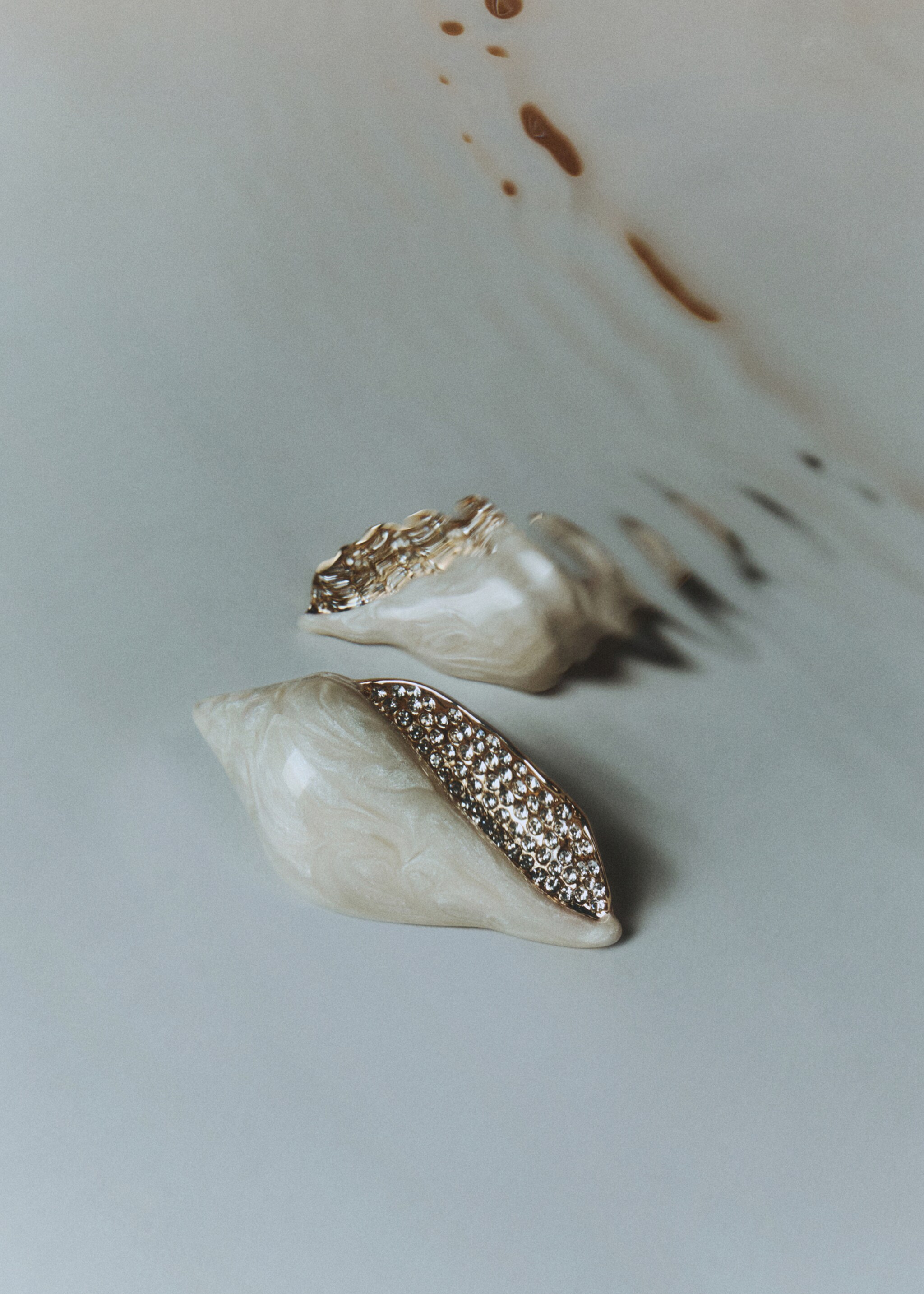 Shell earrings with rhinestone detail - General plane