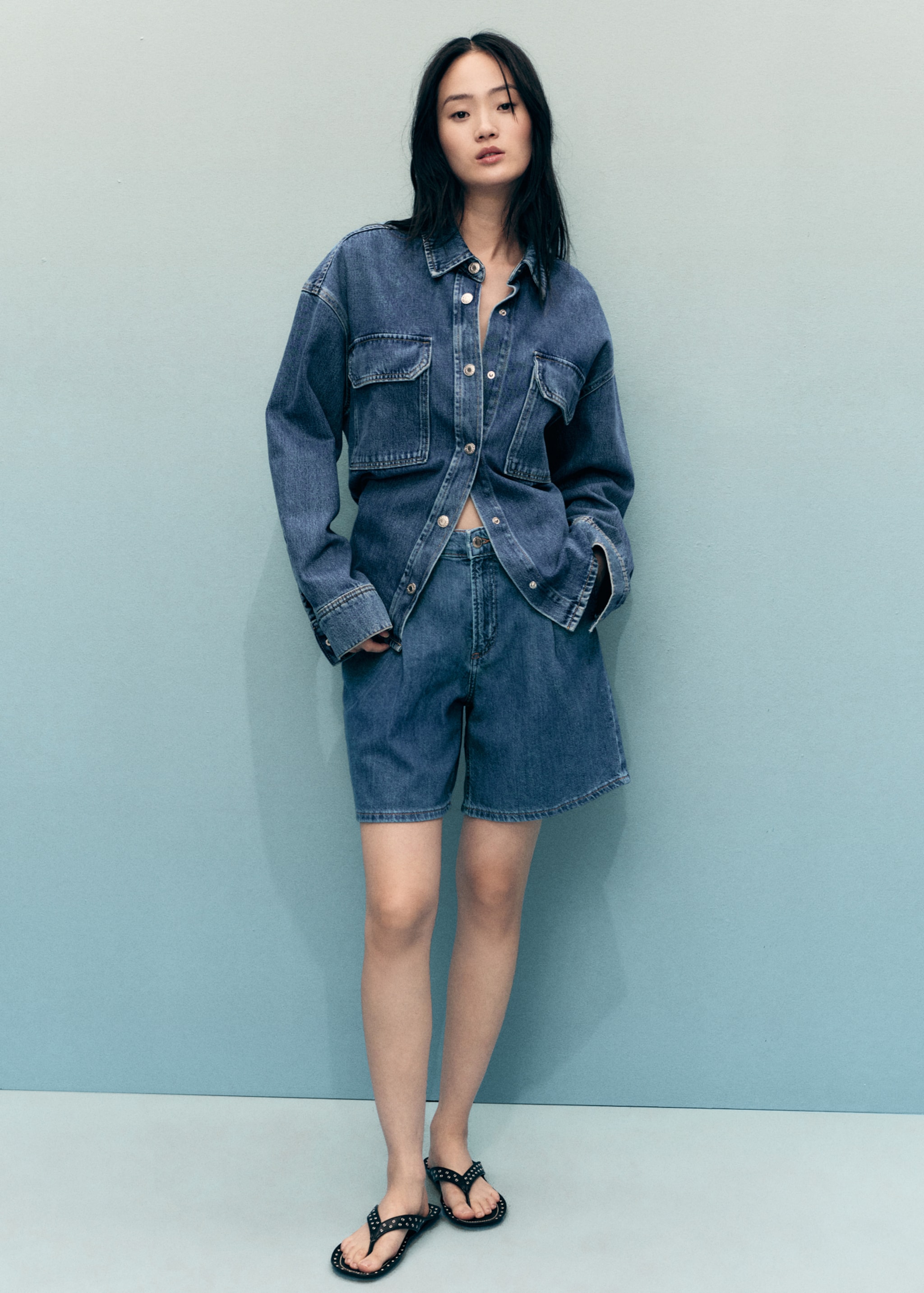 Denim-Bermudas mit mittlerer Bundhöhe und Abnähern - Allgemeine Ansicht