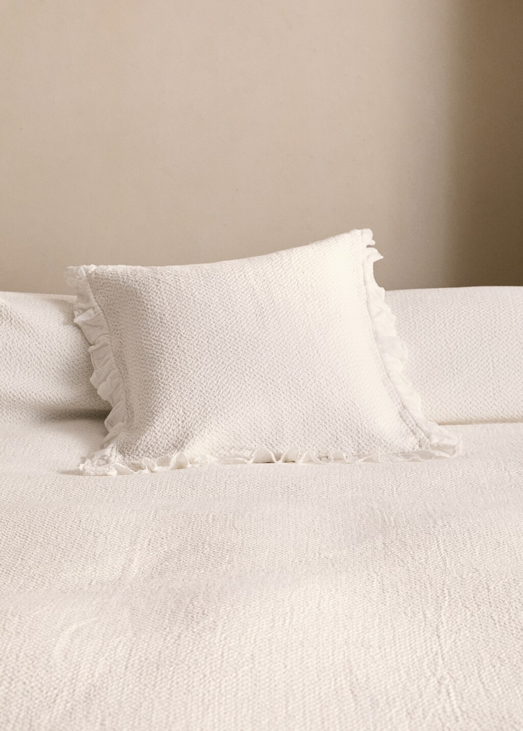 Cotton bed cushion cover with ruffle finish 50x50 cm