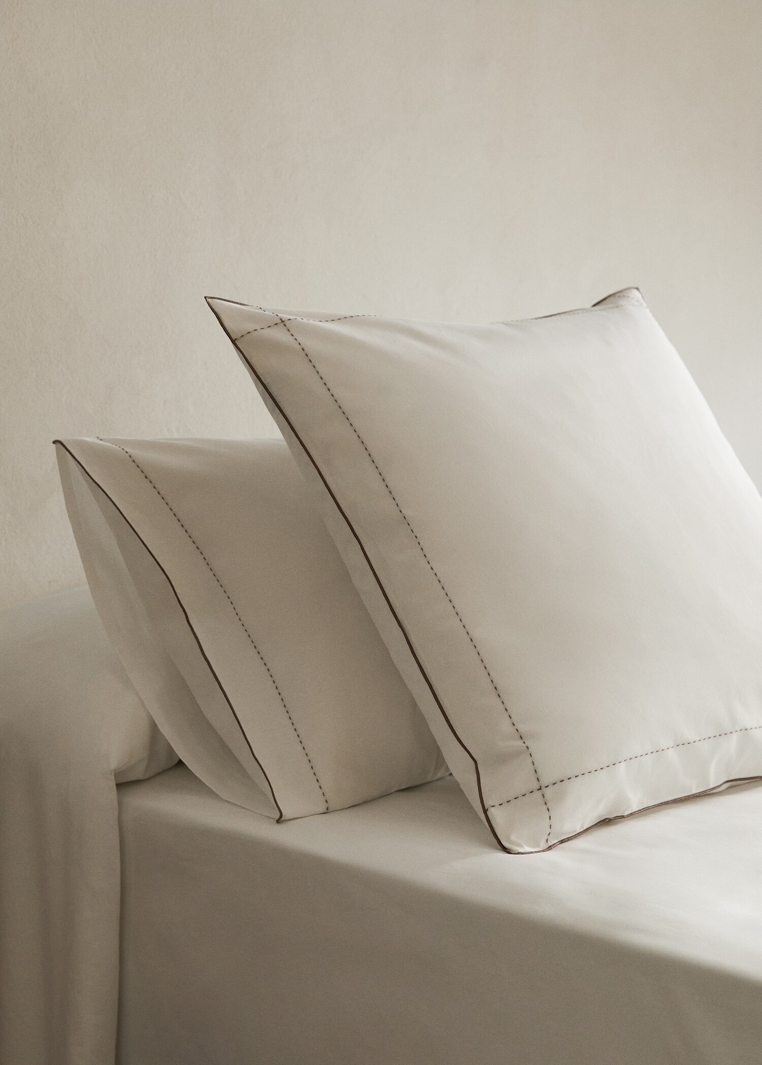 Two 200-thread count percale cotton pillowcases 60x60 cm - General plane