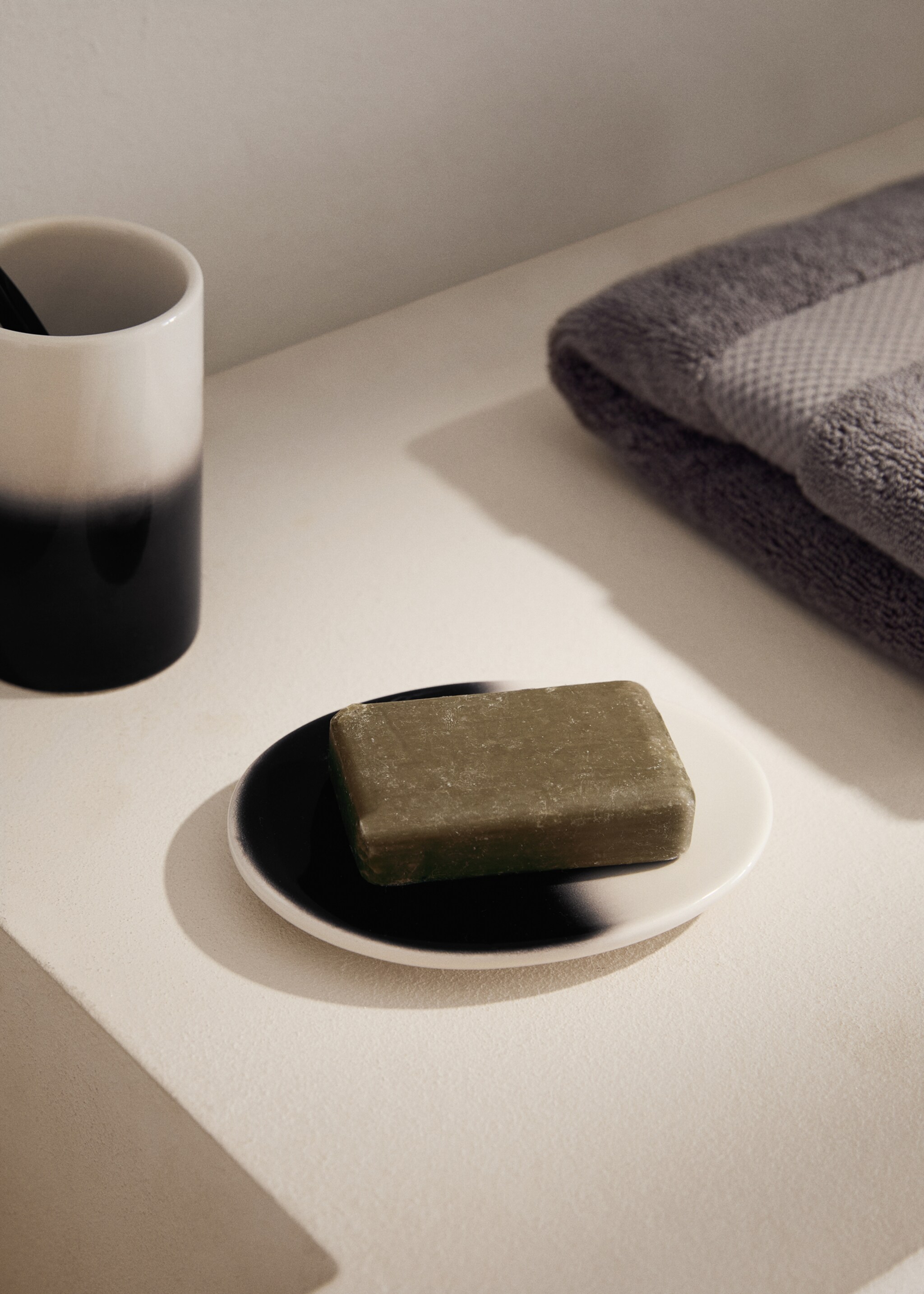 Kameninová mýdlovka s efektem ombré - Celkový náhled, Černá. Ref: 17061527-00.